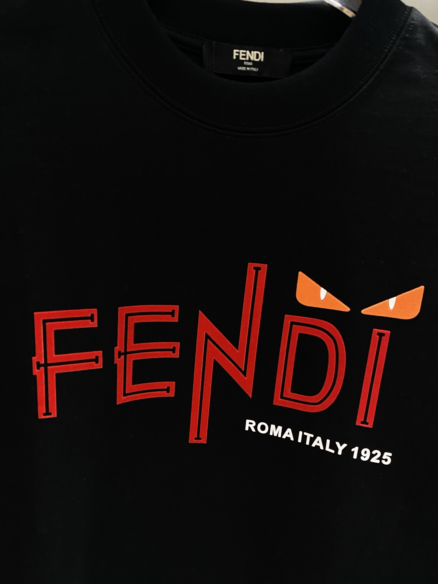 《𝙉𝙚𝙬🤍🖤芬家》2025ss新工艺logo高品质纯棉质阔版圆领男士短袖T恤，新季新推系列将标识巧妙融入