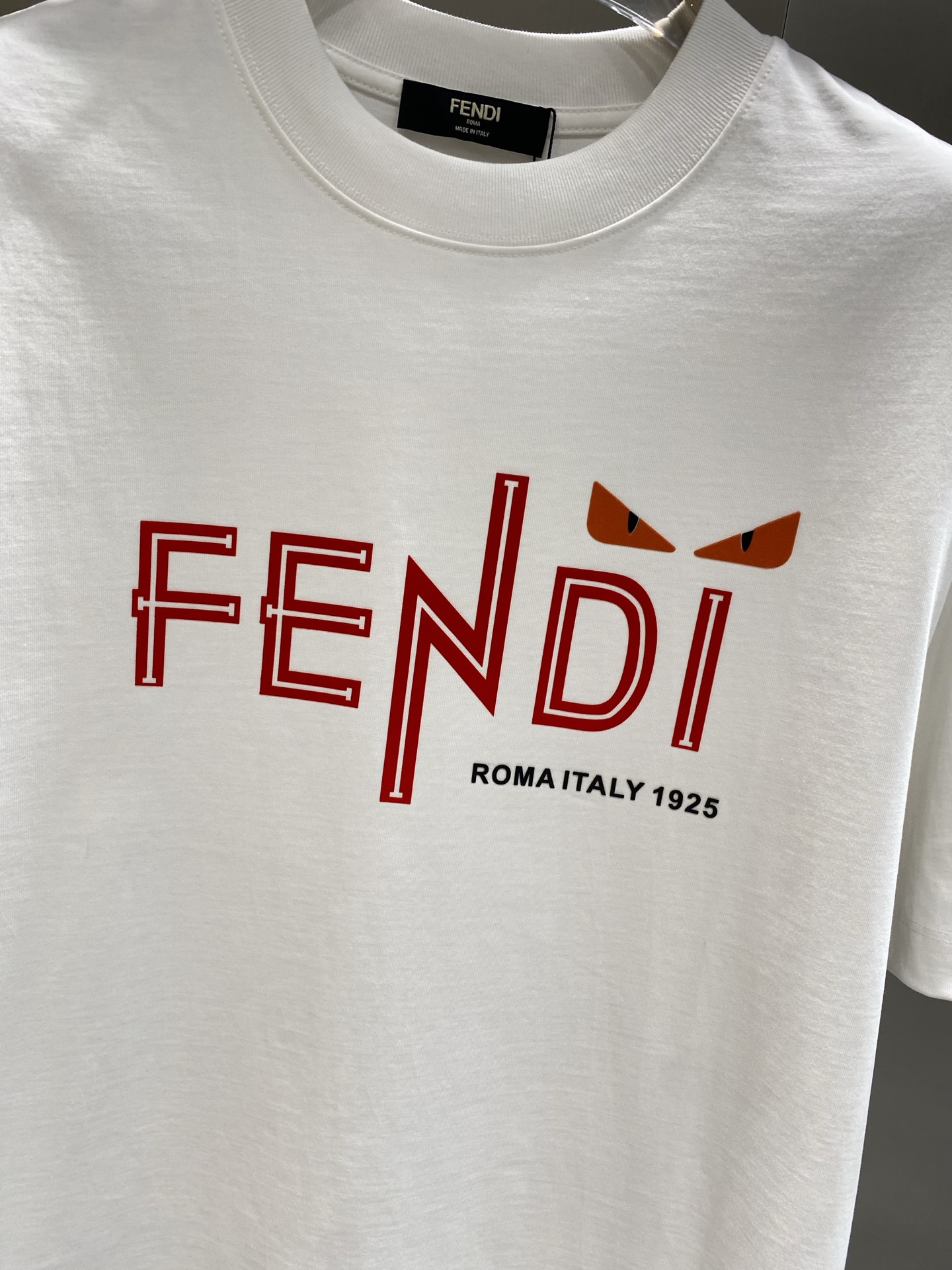 《𝙉𝙚𝙬🤍🖤芬家》2025ss新工艺logo高品质纯棉质阔版圆领男士短袖T恤，新季新推系列将标识巧妙融入