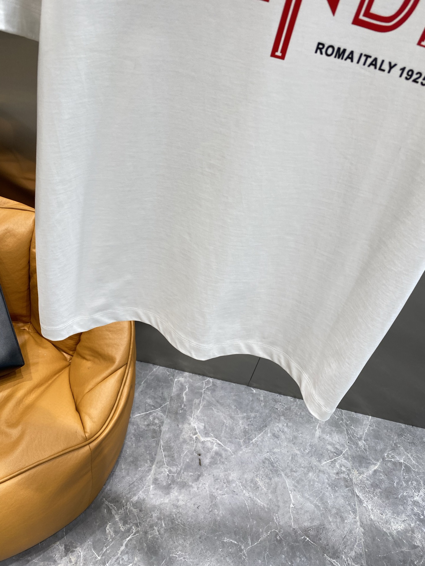 《𝙉𝙚𝙬🤍🖤芬家》2025ss新工艺logo高品质纯棉质阔版圆领男士短袖T恤，新季新推系列将标识巧妙融入