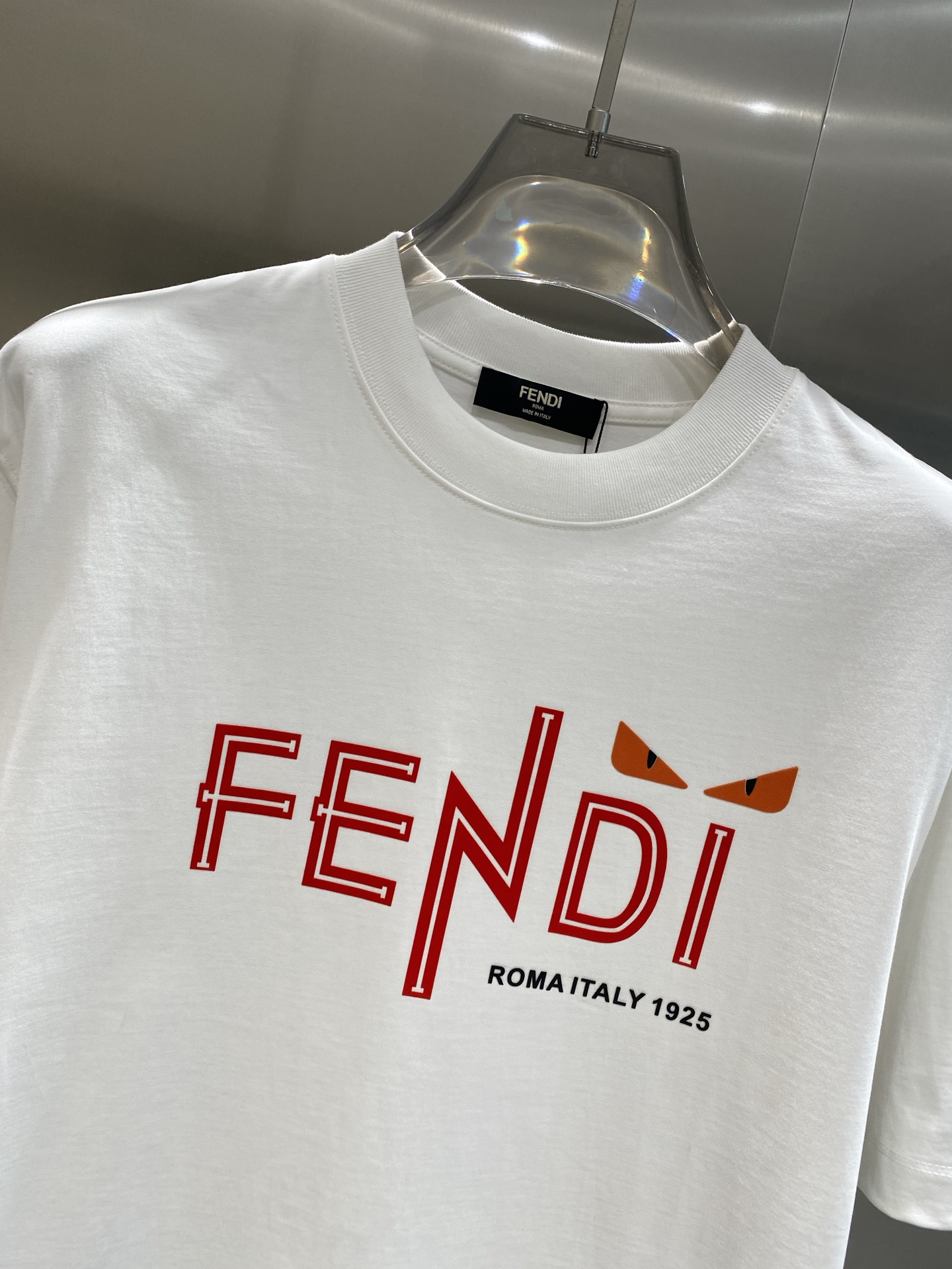 《𝙉𝙚𝙬🤍🖤芬家》2025ss新工艺logo高品质纯棉质阔版圆领男士短袖T恤，新季新推系列将标识巧妙融入