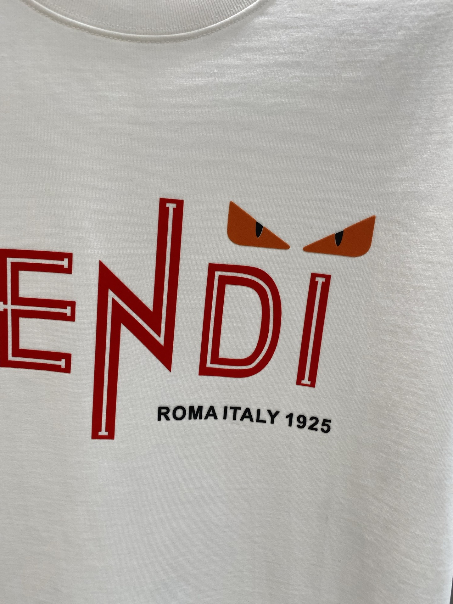 《𝙉𝙚𝙬🤍🖤芬家》2025ss新工艺logo高品质纯棉质阔版圆领男士短袖T恤，新季新推系列将标识巧妙融入