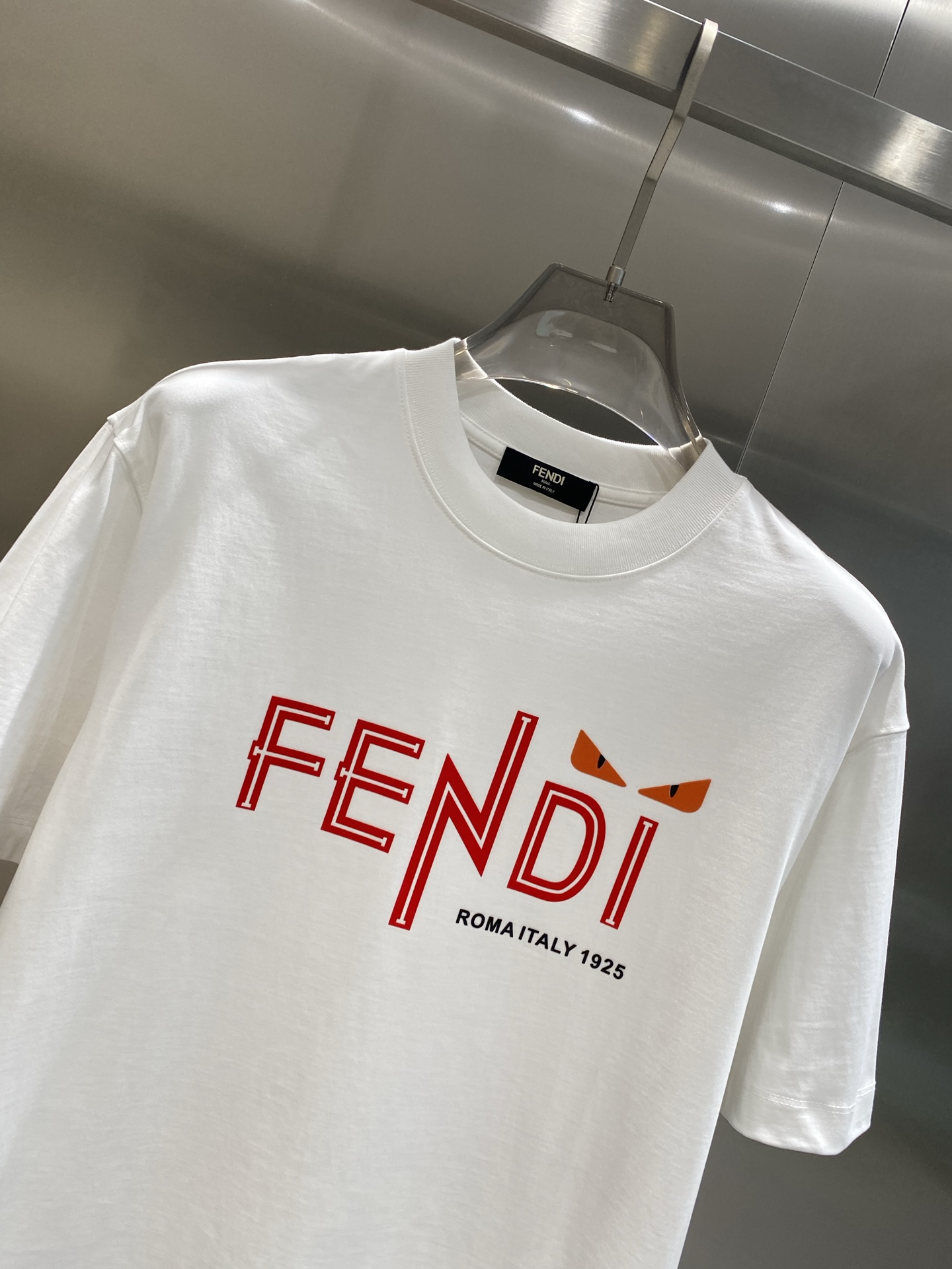 《𝙉𝙚𝙬🤍🖤芬家》2025ss新工艺logo高品质纯棉质阔版圆领男士短袖T恤，新季新推系列将标识巧妙融入