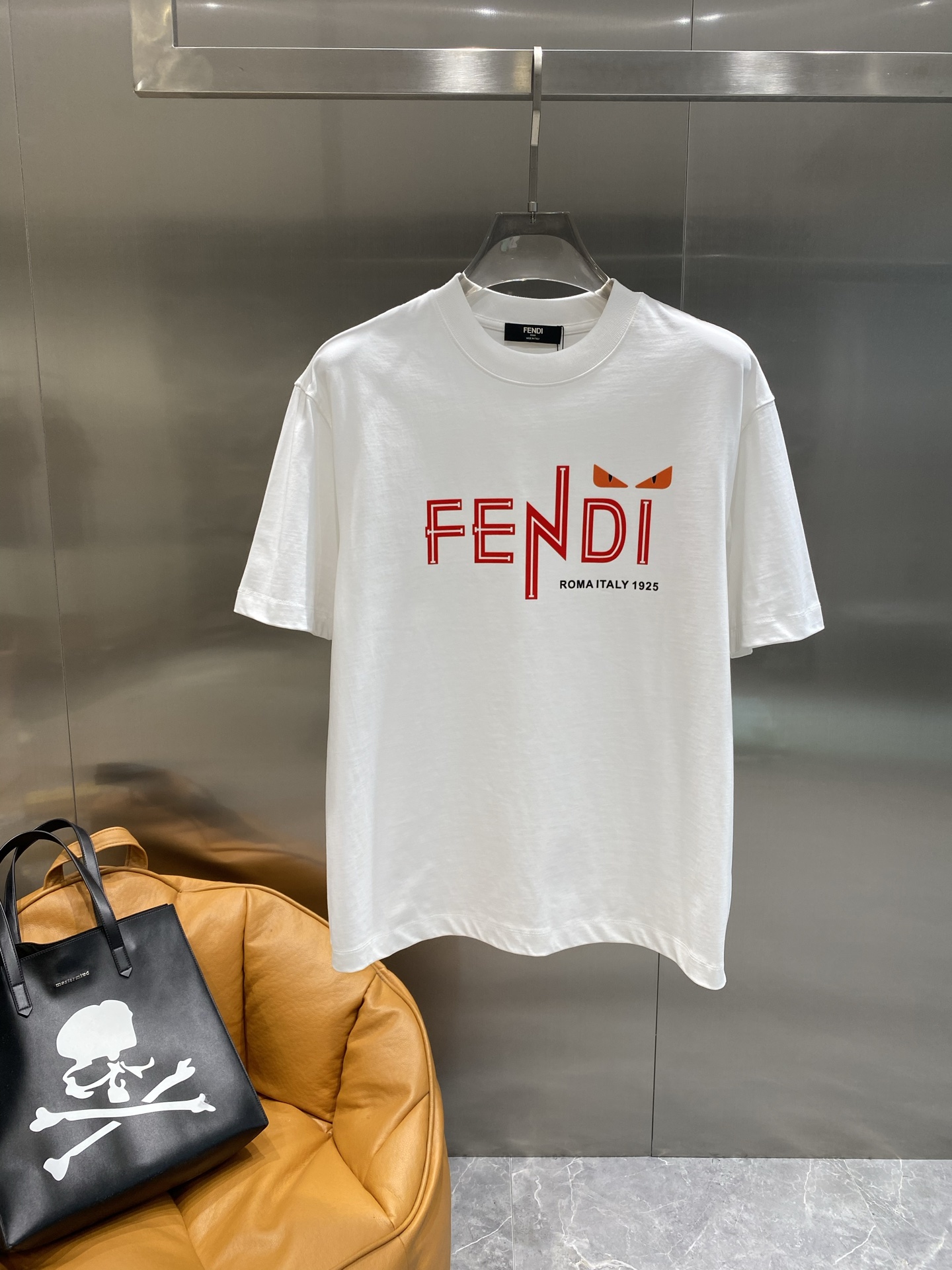 《𝙉𝙚𝙬🤍🖤芬家》2025ss新工艺logo高品质纯棉质阔版圆领男士短袖T恤，新季新推系列将标识巧妙融入