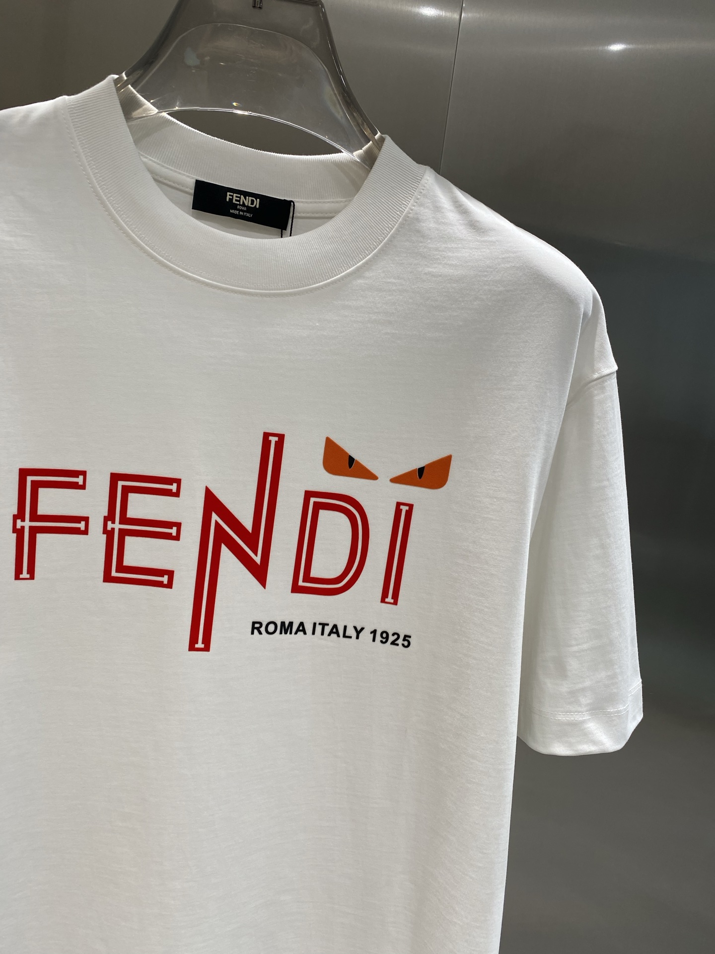 《𝙉𝙚𝙬🤍🖤芬家》2025ss新工艺logo高品质纯棉质阔版圆领男士短袖T恤，新季新推系列将标识巧妙融入