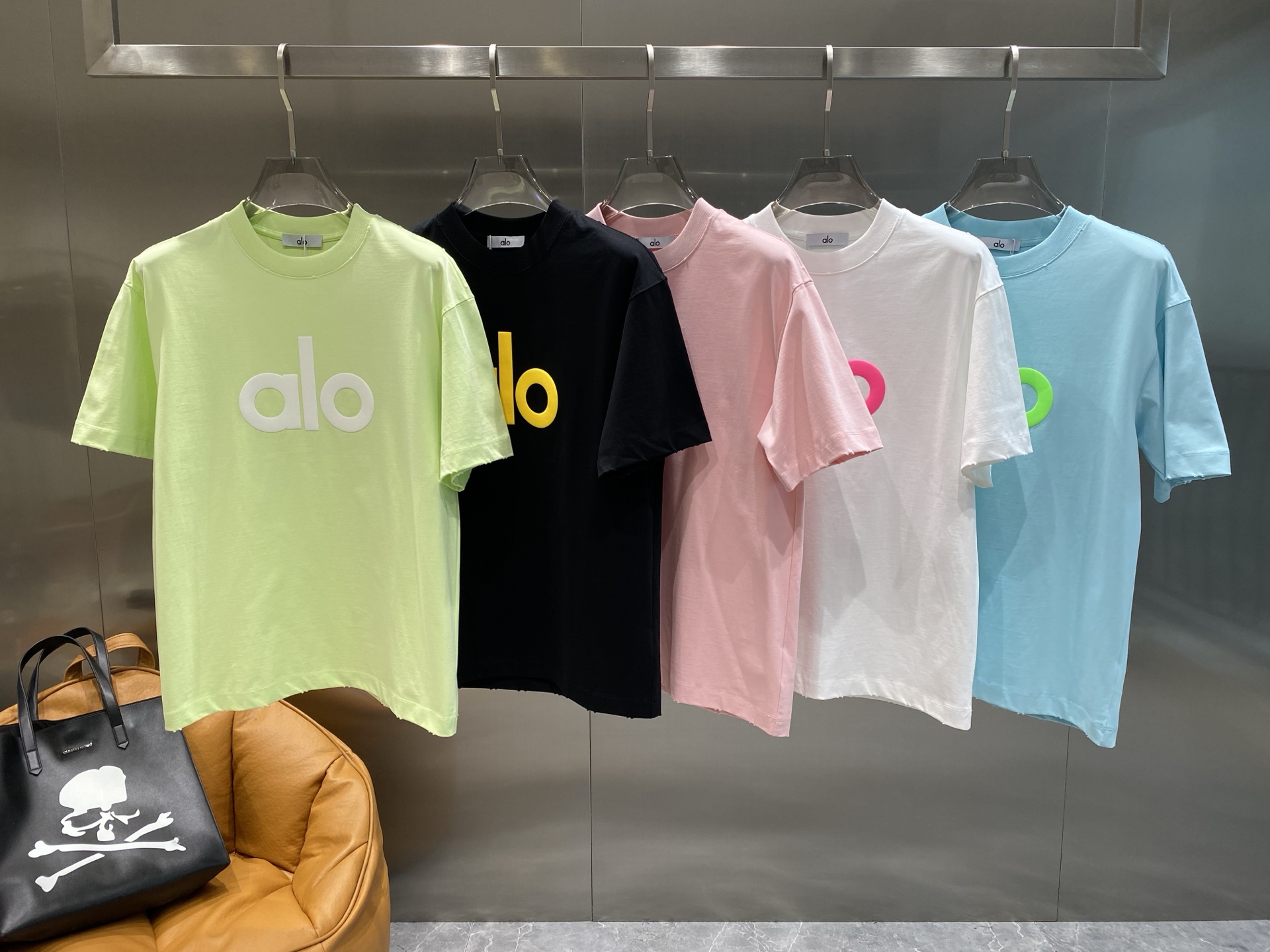 NO:465847,'alo Home' 2025 spring and summer new model first launch counter latest round neck short sleeves, high-end customization, avant-garde and fashionable design!  Brand logo emphasizes craftsmanship design, high-end customized cotton fabric, soft feel, comfortable to wear, exquisite counter-level car line, fine workmanship, invincible and handsome upper body effect!  A must-have item for handsome men!  S-3XL the next day, T-shirt, alexander wang19860909《alo 家》 2025春夏新款首发专柜最新款圆领短袖 高端订制 设计前卫时尚！品牌logo重工艺设计 高端定制棉面料.手感柔软.穿着舒适.专柜级别精致车线.做工精细.上身效果无敌帅气！型男必备单品！码数S-3XL隔天,,T-shirt,alexander wang,Men's clothing