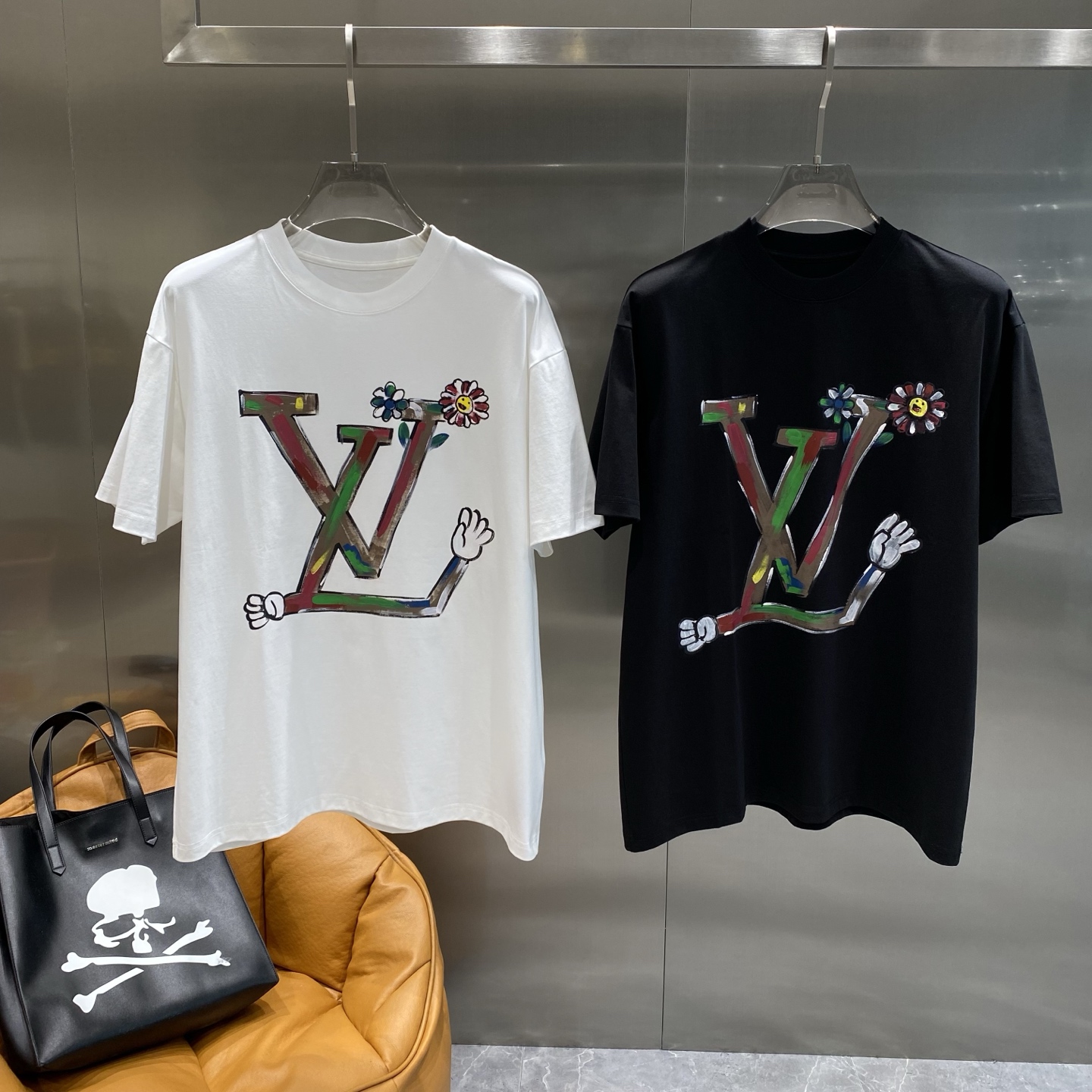 《𝙉𝙚𝙬🤍🖤驴家》路易威*LV 25ss春夏新款首发专柜最新款短袖圆领T恤 手绘工艺 高端订制 设计前卫