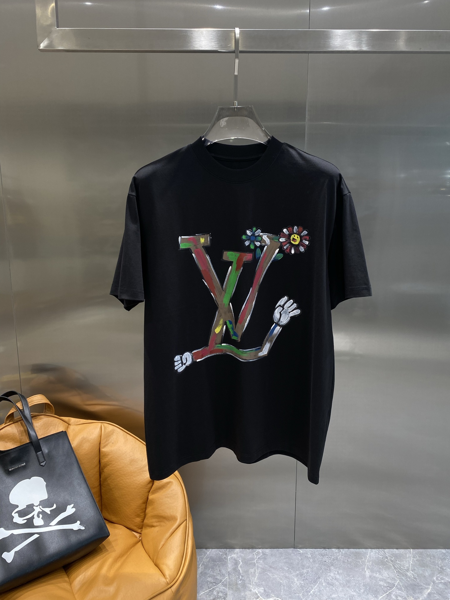 《𝙉𝙚𝙬🤍🖤驴家》路易威*LV 25ss春夏新款首发专柜最新款短袖圆领T恤 手绘工艺 高端订制 设计前卫