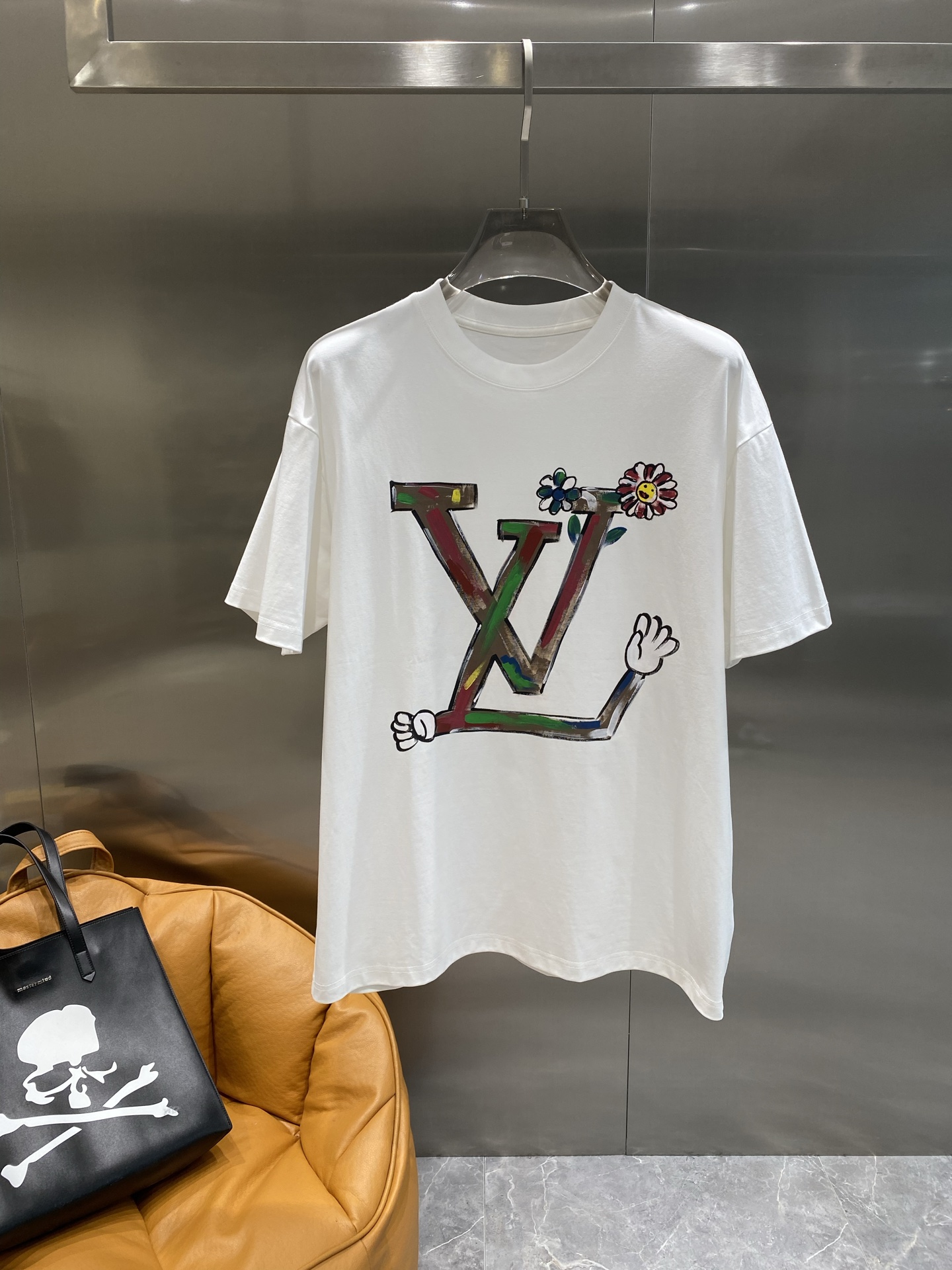 《𝙉𝙚𝙬🤍🖤驴家》路易威*LV 25ss春夏新款首发专柜最新款短袖圆领T恤 手绘工艺 高端订制 设计前卫