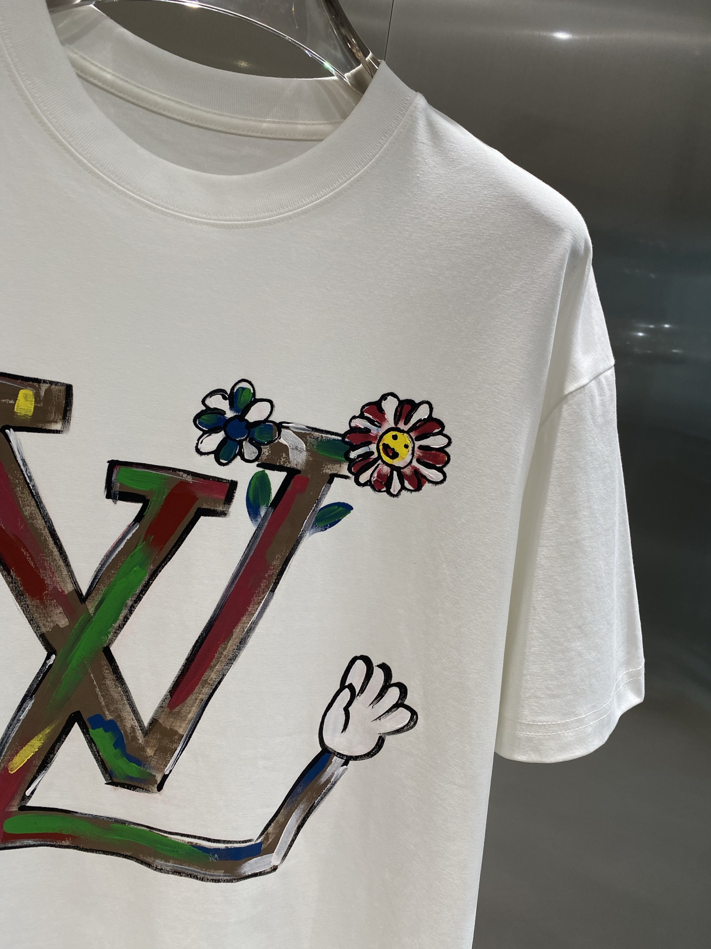 《𝙉𝙚𝙬🤍🖤驴家》路易威*LV 25ss春夏新款首发专柜最新款短袖圆领T恤 手绘工艺 高端订制 设计前卫