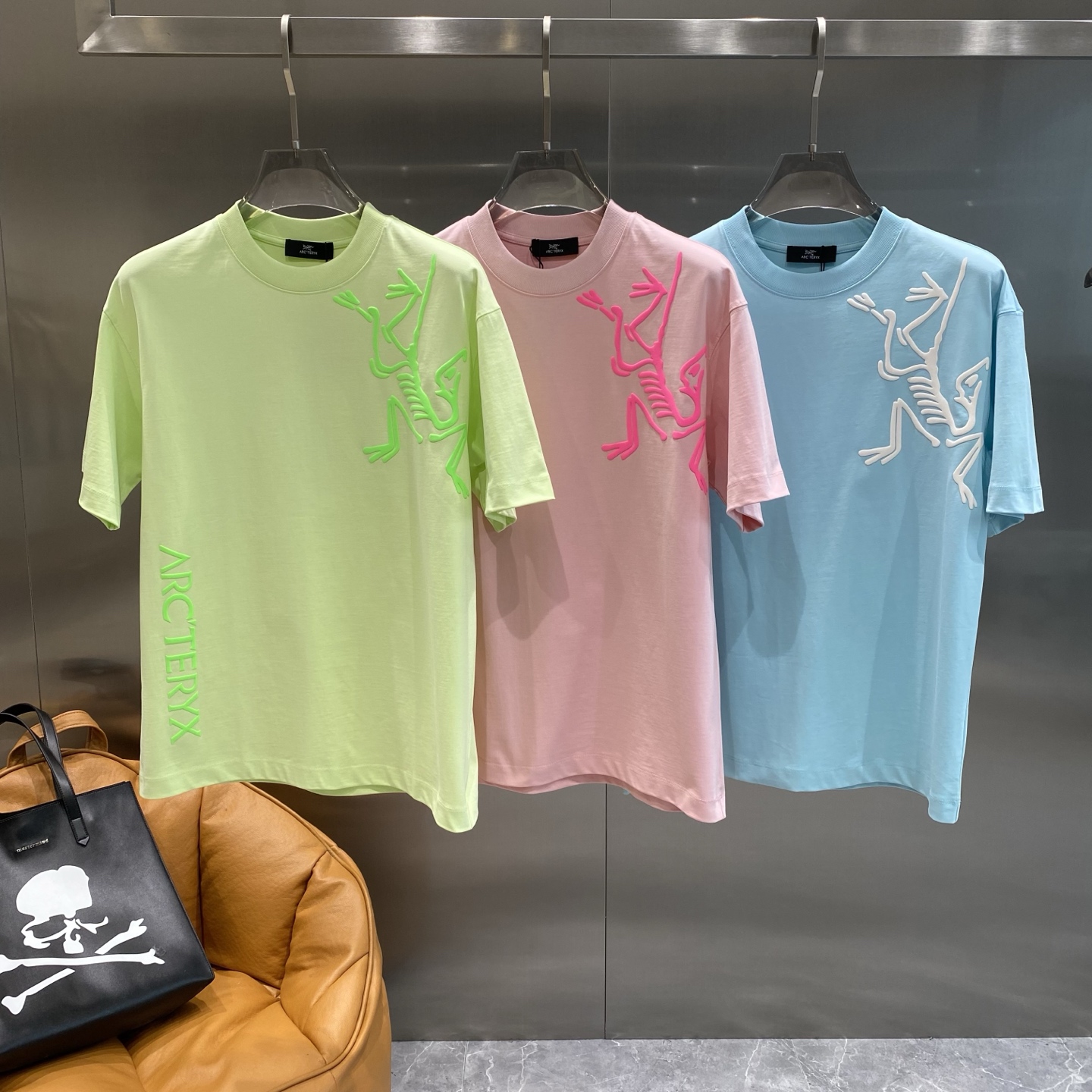 NO:465867,'Bird Family' Arcteryx Archaeopteryx 2025 new round neck short-sleeved T-shirt high-end version!  Customized fabrics for counters are breathable and comfortable, with impeccable details, and the brand element design concept reflects high quality. The feel is delicate and soft!  It is casually cut, with a great upper body style!  S-3XL The next day, jil sanderarc'teryx,T-shirt,tees,t-shirt,alexander wang19860909《鸟家》 Arcteryx 始祖鸟 2025新款 圆领 短袖 T恤 高端版本！专柜定制面料 透气舒适度高,细节无可挑剔,品牌元素设计理念,体现高品质.手感细腻柔软！呈现休闲裁剪,上身版型超赞！ 码数S-3XL 隔天,,jil sanderarc'teryx,T-shirt,tees，t-shirt,alexander wang,Men's clothing