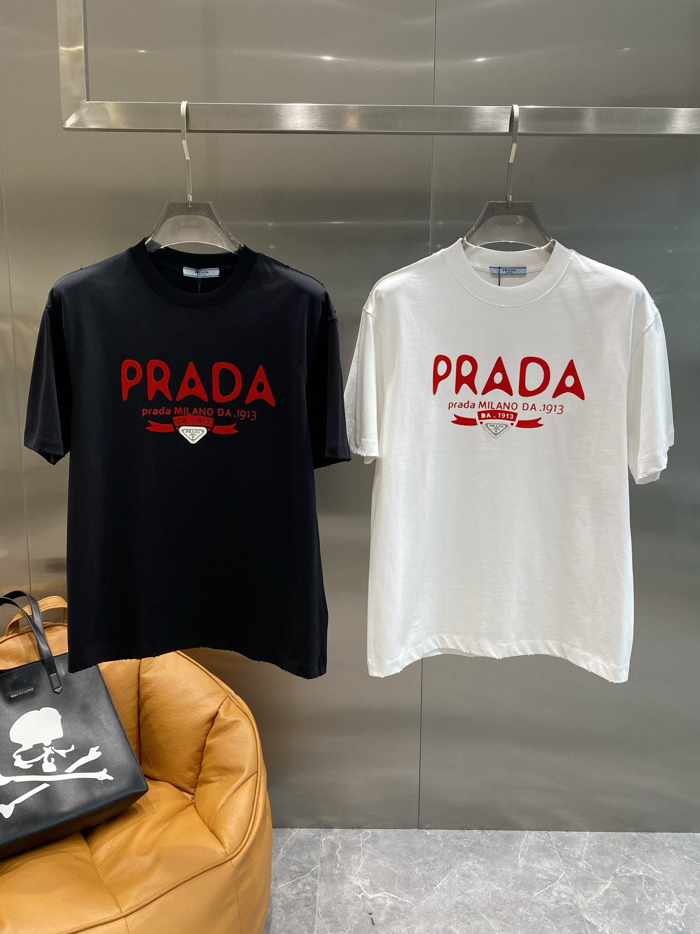 NO:465854,'Pujia' Prada Top quality 2025 new short-sleeved products!  Selected cotton fabrics, soft touch. Top imported private goods, fashionable design, trendy short sleeves, undeniable quality, excellent effect on the upper body, the same style as the luxury official website!  Size S-3XL the next day, prada, prada, T-shirt, alexander wang19860909《普家》 普拉达 顶级品质 2025款新品短袖！精选棉面料,手感柔软.顶级进口私货,时尚设计潮流短袖,不失奢华 品质毋庸置疑 上身效果超赞,奢华官网同款！尺码S-3XL隔天,,prada,prada,T-shirt,alexander wang,Men's clothing