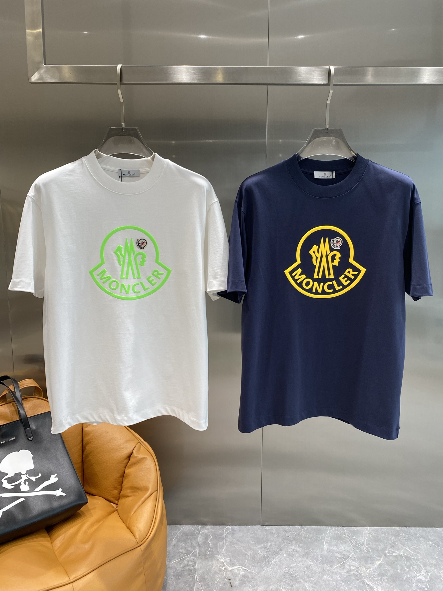 NO:465861,'Mengjia' 2025 spring and summer new letter logo logo pattern pure cotton fabric high-end mask short sleeves 280g customized pure cotton fabric reactive cotton fabric breathable and comfortable and easy to clean. The breast micro-mark logo is simple and unique. The straight-cut style is more suitable for matching with various trendy and fashionable styles. S-XXXL the next day, Moncler, T-shirt, alexander wang19860909《蒙家》 蒙口2025春夏新款字母logo识标图案纯棉面料高端蒙口短袖 280g定制纯棉面料活性棉 面料透气舒适易清洗 胸前微标标识,简洁有独特魅力.直裁版型更为适合搭配各种潮流时尚造型. 码数S-XXXL隔天,,Moncler,T-shirt,alexander wang,Men's clothing