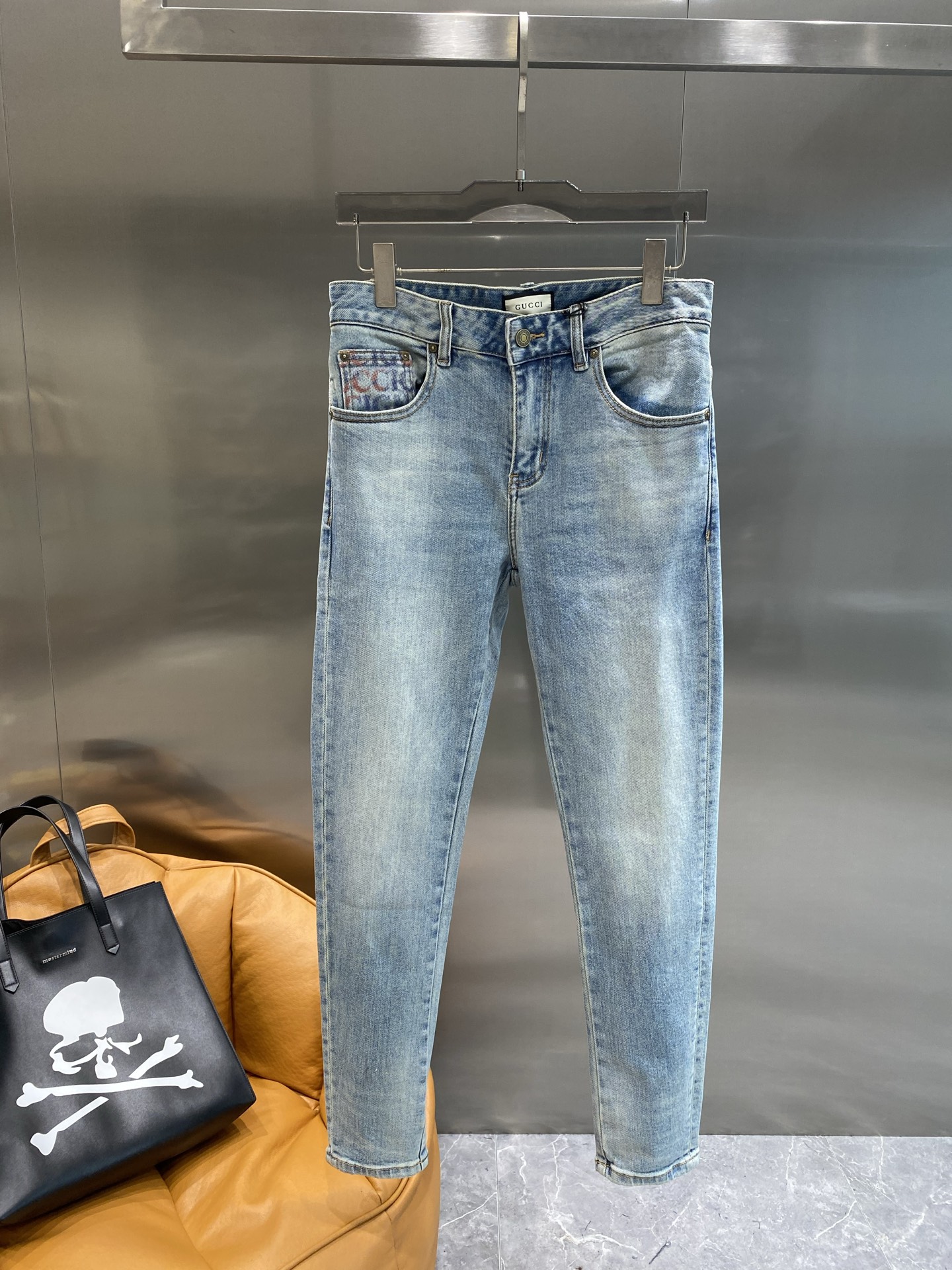 NO:453555,'Gu Family' Guqi 25 men's jeans original original cloth original washing water!  Imported original washing elastic fabric, complex handicraft superposition, any washing step lasts for a few seconds and will become completely different color effects, so it is more precious, especially long-lasting and odor-resistant... Choose the best tannin elastic texture, genuine leather leather card, 29-36, gucci, jeans, alexander wang19860909《古家》 古奇 25男士牛仔裤原厂原布原洗水！进口原版水洗弹力面料,复杂的手工艺叠加,任何一个洗水环节多停留几秒都会变成完全不一样的颜色效果,所以越加珍贵,特别持久、耐味…… 选用上乘的丹宁弹力质感,真皮皮牌、29-36,,gucci,jeans,alexander wang,Men's clothing