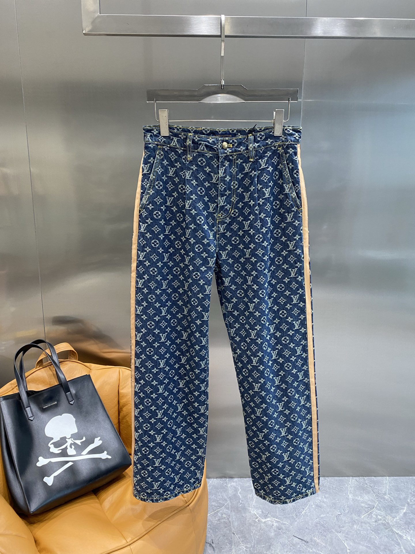 NO:453559,'Doujia' 2025 new product, original single jeans, original heavy industry creation, brand classic LOGO design, complete three standards!  Original hardware accessories. Custom denim fabrics for counters, completely suitable for counters. Welcome to try them on before purchasing them. Good goods are not afraid of comparison. Number 29-36, louis vuitton, louis vuitton, jeans, alexander wang19860909《驴家》 2025新品,原单牛仔裤 原版重工打造,品牌经典LOGO设计,三标齐全！原版五金辅料.专柜定制牛仔面料,完全对版专柜,欢迎专柜试穿后再购买,好货不怕比.码数29-36,,louis vuitton,louis vuitton,jeans,alexander wang,Men's clothing