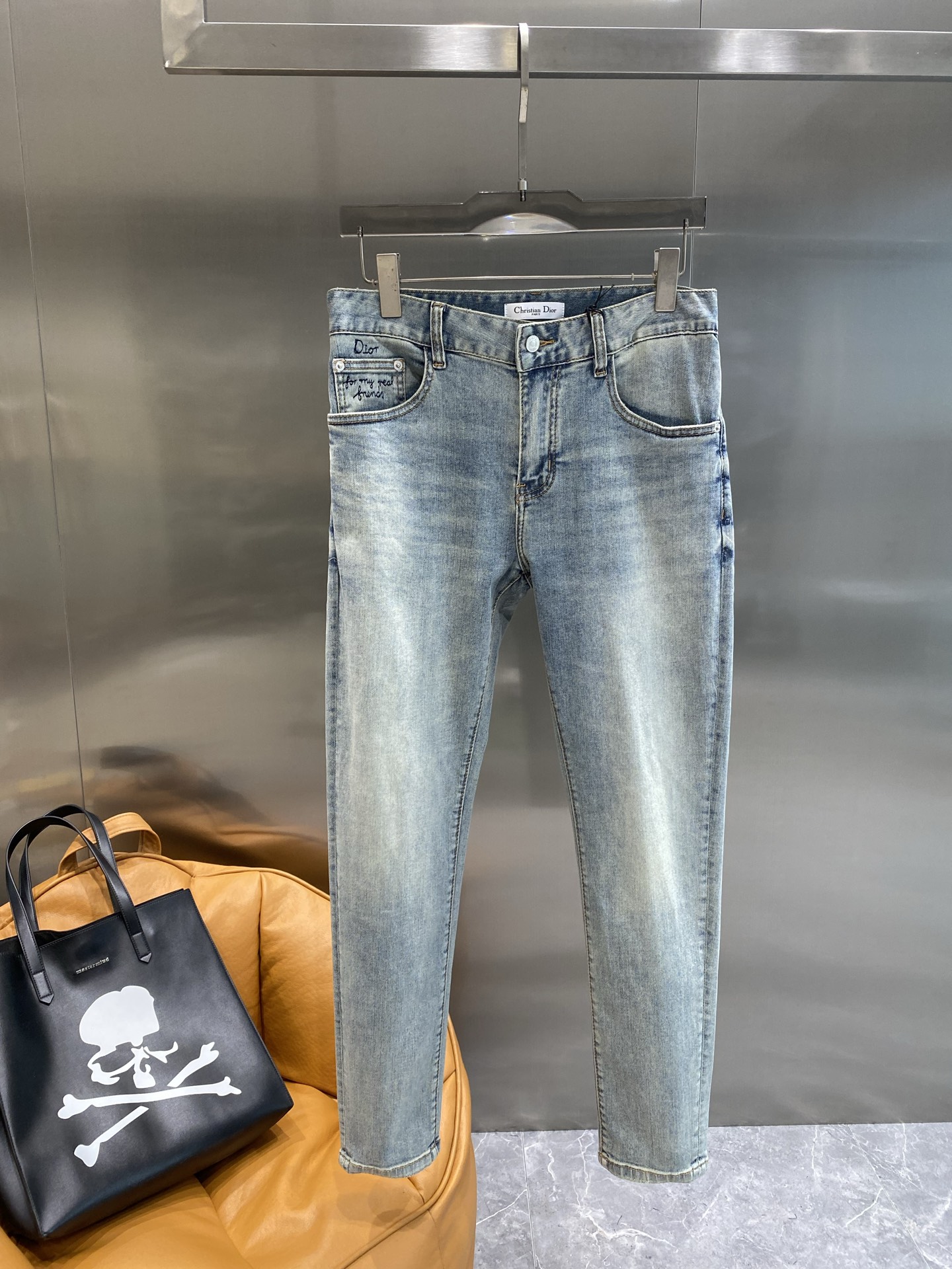 NO:453547,'Dijia' is available at the same time on the official website counter, ruthless goods, a super stylish straight jeans, customized original washing denim fabric, unique design, top-grade printing craft letter pattern logo, original hardware and auxiliary decoration, an extremely superior jeans, the materials and craftsmanship are extremely luxurious and exquisite, the grade is extremely high, the upper body is handsome and stylish, the number of 29-36, dior, jeans, alexander wang19860909《迪家》 官网专柜同步有售,狠货,超级有范儿的一款直筒牛仔裤,定制原版水洗牛仔面料,独特设计,顶级印花工艺字母图案logo,原版五金辅料装饰,极为翘楚的一款牛仔裤,用料与工艺都极致奢华精湛,档次极高,上身帅气有型,码数29—36,,dior,jeans,alexander wang,Men's clothing