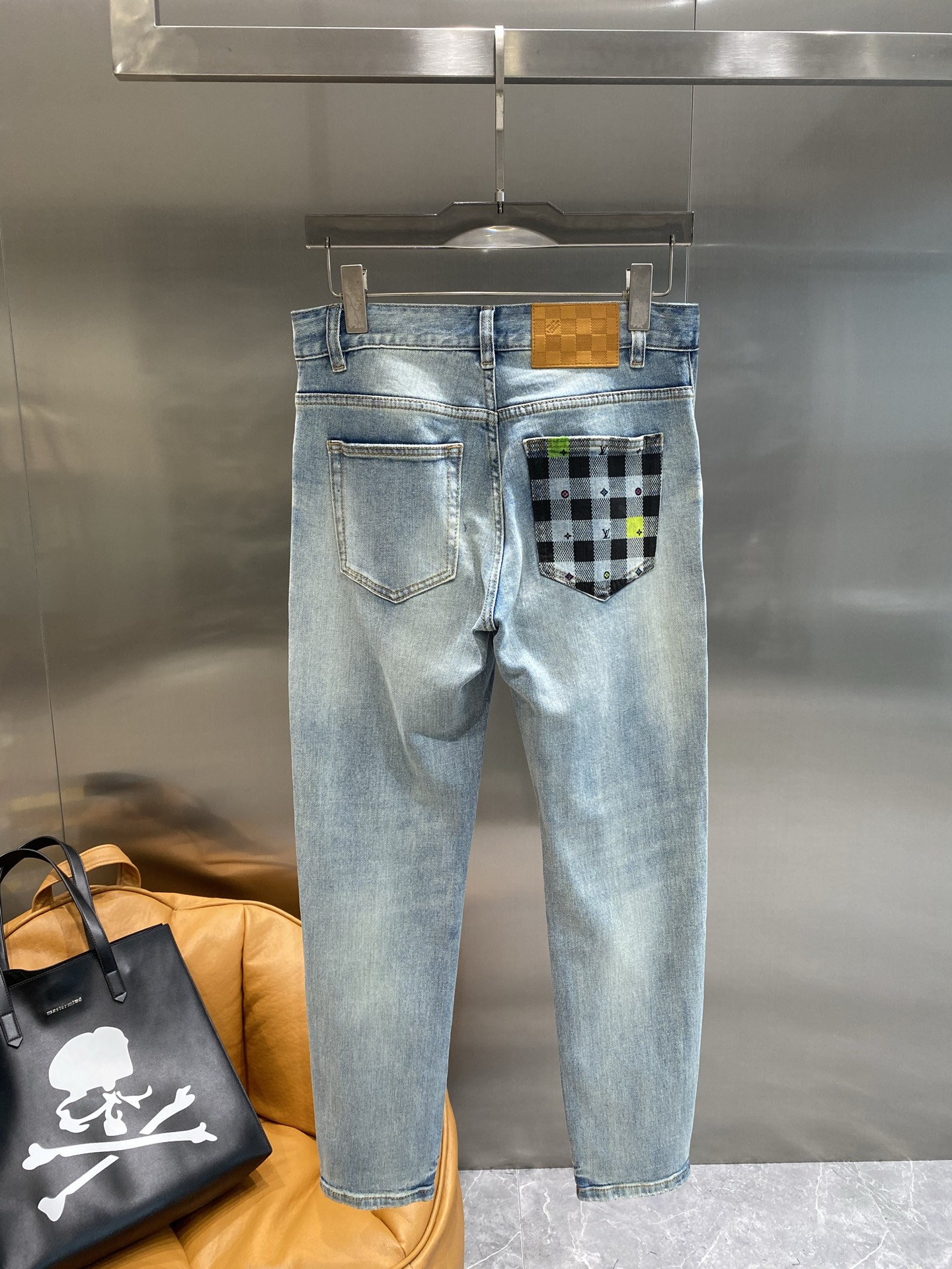 NO:453542,'Donkey Family' is available at the same time on the official website counter, ruthless goods, a super stylish straight jeans, customized original washing denim fabric, unique design, top-grade printing craft letter pattern logo, original hardware and auxiliary decoration, an extremely superior jeans, the materials and craftsmanship are extremely luxurious and exquisite, the grade is extremely high, the upper body is handsome and stylish, the number is 29-36,, louis vuitton, louis vuitton, jeans, alexander wang19860909《驴家》 官网专柜同步有售,狠货,超级有范儿的一款直筒牛仔裤,定制原版水洗牛仔面料,独特设计,顶级印花工艺字母图案logo,原版五金辅料装饰,极为翘楚的一款牛仔裤,用料与工艺都极致奢华精湛,档次极高,上身帅气有型,码数29—36,,louis vuitton,louis vuitton,jeans,alexander wang,Men's clothing