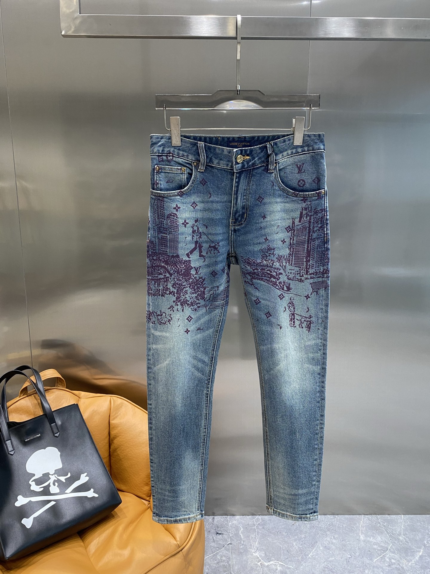 NO:453538,'Donkey Family' LV original single jeans 2025 new product, original jeans original heavy industry creation, brand classic LOGO design original hardware accessories. Customized denim fabrics for counters, completely matched with versions of counters, welcome to try on the counter before purchasing them, good goods are not afraid of comparison. The next day, louis vuitton, louis vuitton, louis vuitton, jeans, alexander wang19860909《驴家》 LV 原单牛仔裤 2025新品,原版牛仔裤 原版重工打造,品牌经典LOGO设计 原版五金辅料.专柜定制牛仔面料,完全对版专柜,欢迎专柜试穿后再购买,好货不怕比.码数29-36隔天,,louis vuitton,louis vuitton,louis vuitton,jeans,alexander wang,Men's clothing