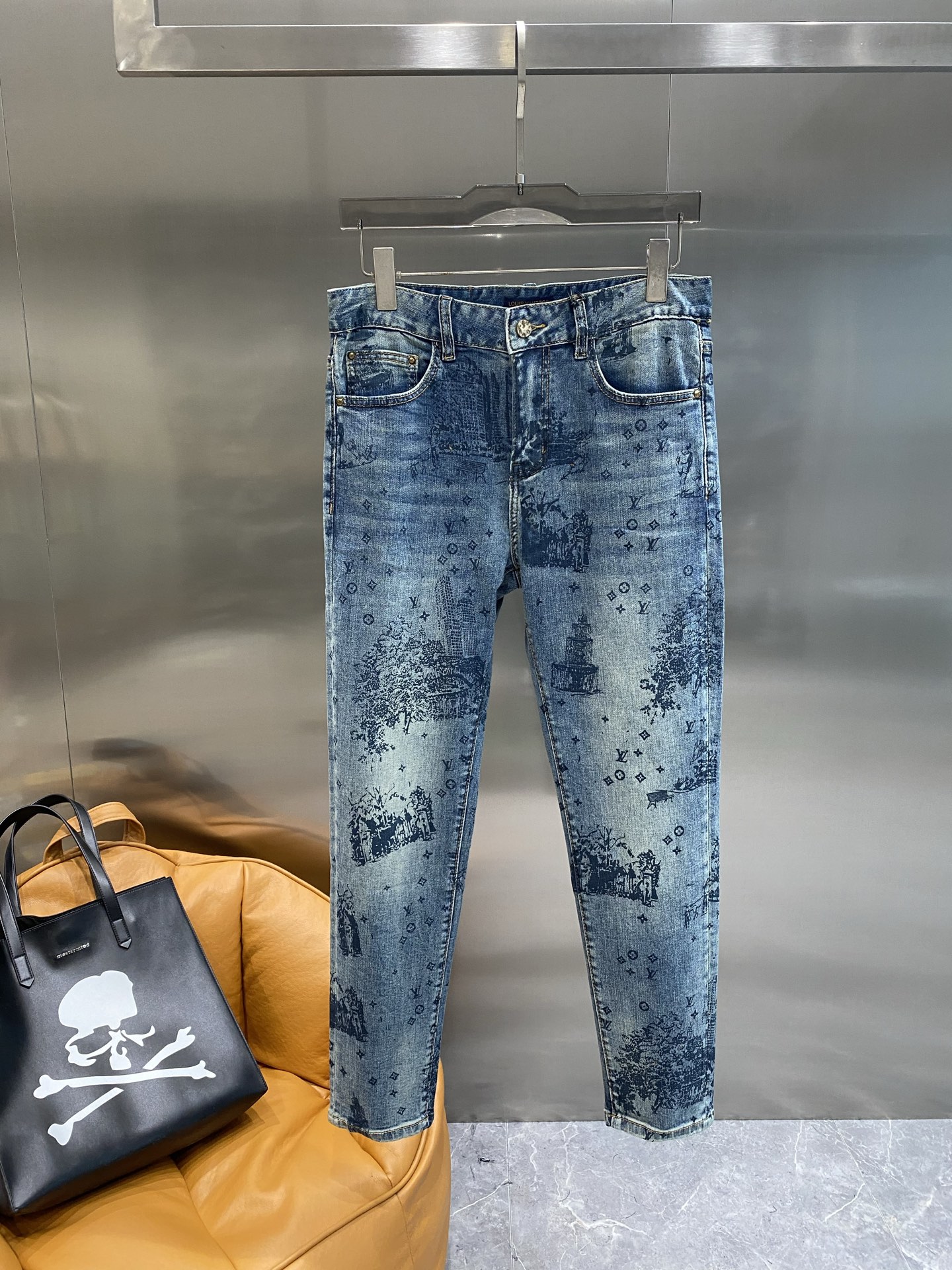 NO:453566,'Donkey Family' LV original single jeans 2025 new product, original jeans original heavy industry creation, brand classic LOGO design original hardware accessories. Customized denim fabrics for counters, completely matched with versions of counters, welcome to try on the counter before purchasing them, good goods are not afraid of comparison. The next day, louis vuitton, louis vuitton, louis vuitton, jeans, alexander wang19860909《驴家》 LV 原单牛仔裤 2025新品,原版牛仔裤 原版重工打造,品牌经典LOGO设计 原版五金辅料.专柜定制牛仔面料,完全对版专柜,欢迎专柜试穿后再购买,好货不怕比.码数29-36隔天,,louis vuitton,louis vuitton,louis vuitton,jeans,alexander wang,Men's clothing