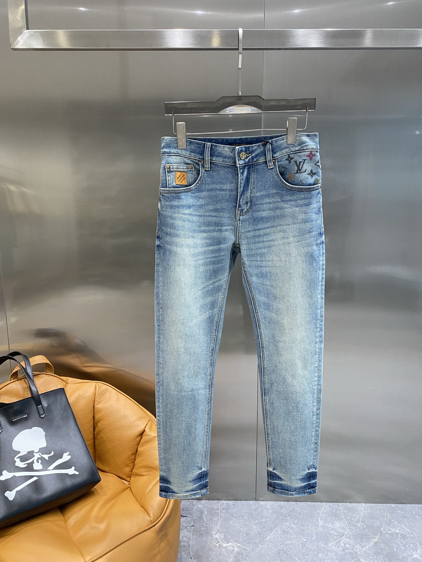 NO:453562,'Donkey Family' LV Donkey Family 25SS new summer jeans, high-end quality, super soft and comfortable fabric, slender upper body, zippered trouser design, universal matching model. Number 29-36,,louis vuitton,louis vuitton,louis vuitton,jeans,alexander wang19860909《驴家》 LV驴家25SS夏季新款牛仔裤,高端品质,面料超级柔软舒适 ,上身修长,裤脚搭配拉链设计,万能搭配款 码数29-36,,louis vuitton,louis vuitton,louis vuitton,jeans,alexander wang,Men's clothing