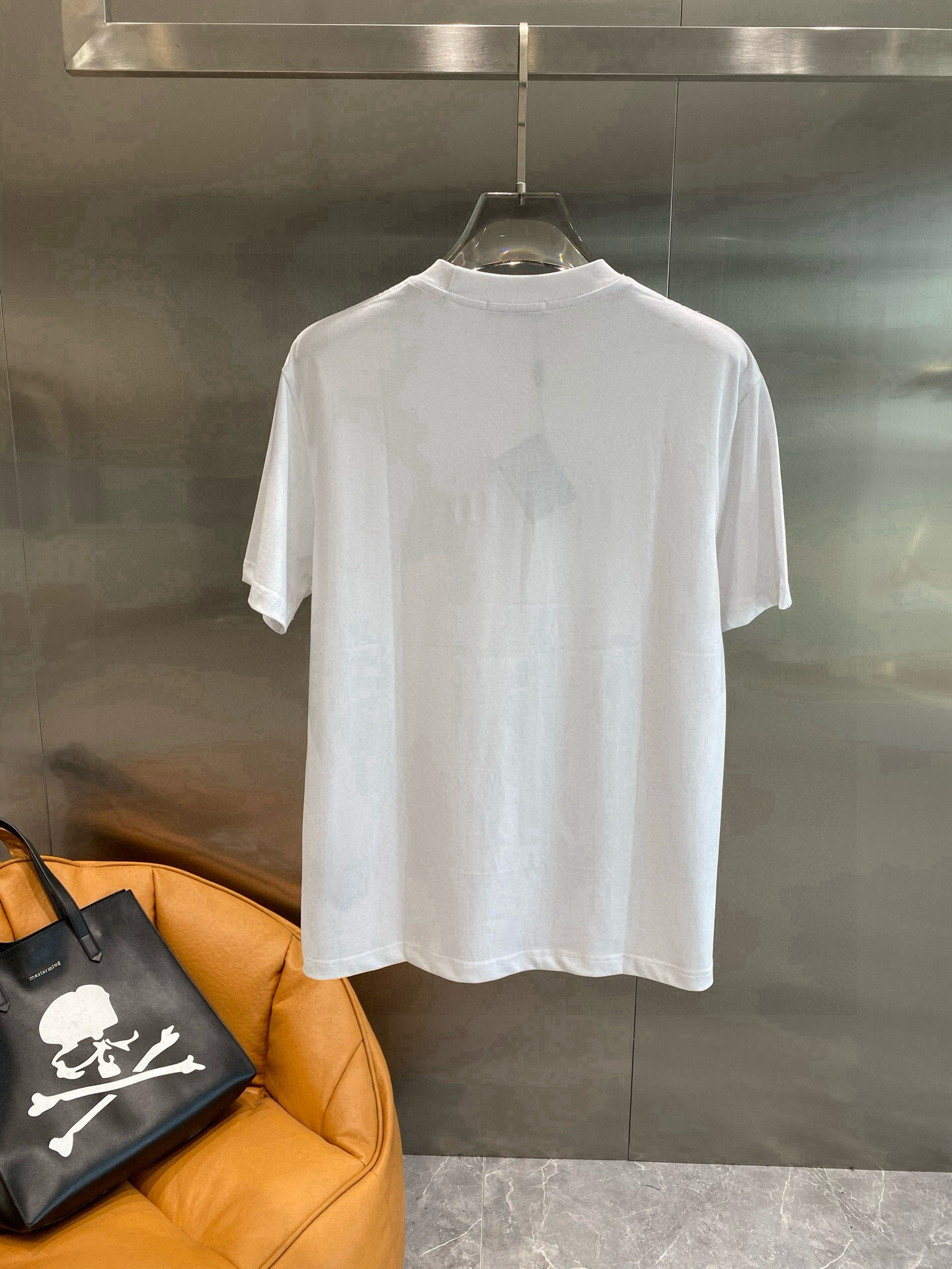 《𝙉𝙚𝙬🤍🖤芬家》2025ss新工艺logo高品质纯棉质阔版圆领男士短袖T恤，新季新推系列将标识巧妙融入