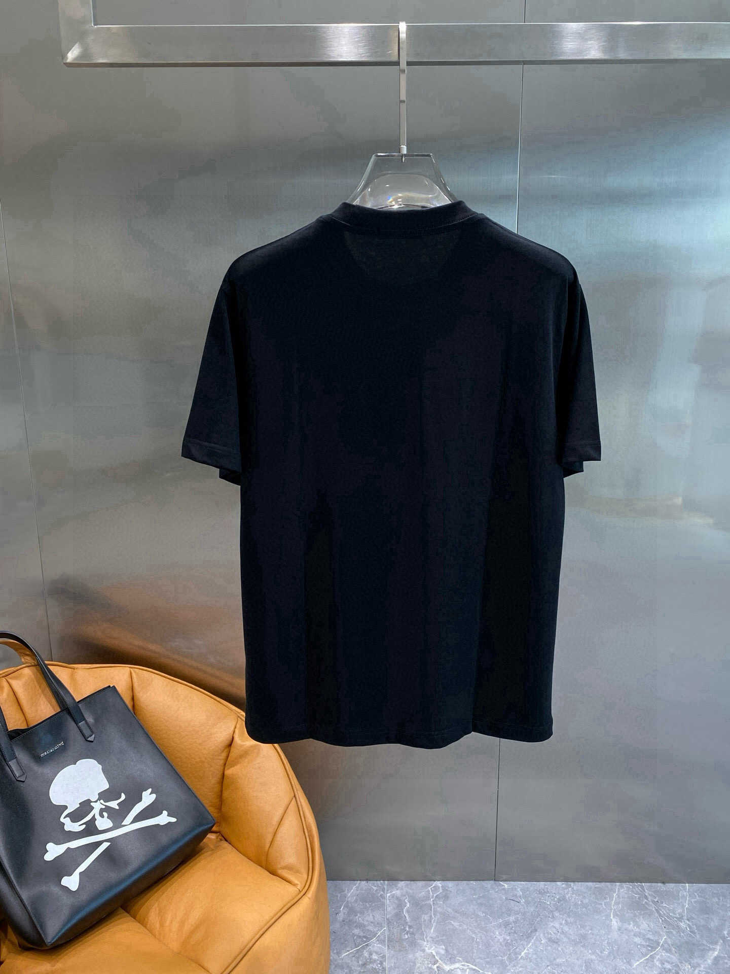 《𝙉𝙚𝙬🤍🖤芬家》2025ss新工艺logo高品质纯棉质阔版圆领男士短袖T恤，新季新推系列将标识巧妙融入