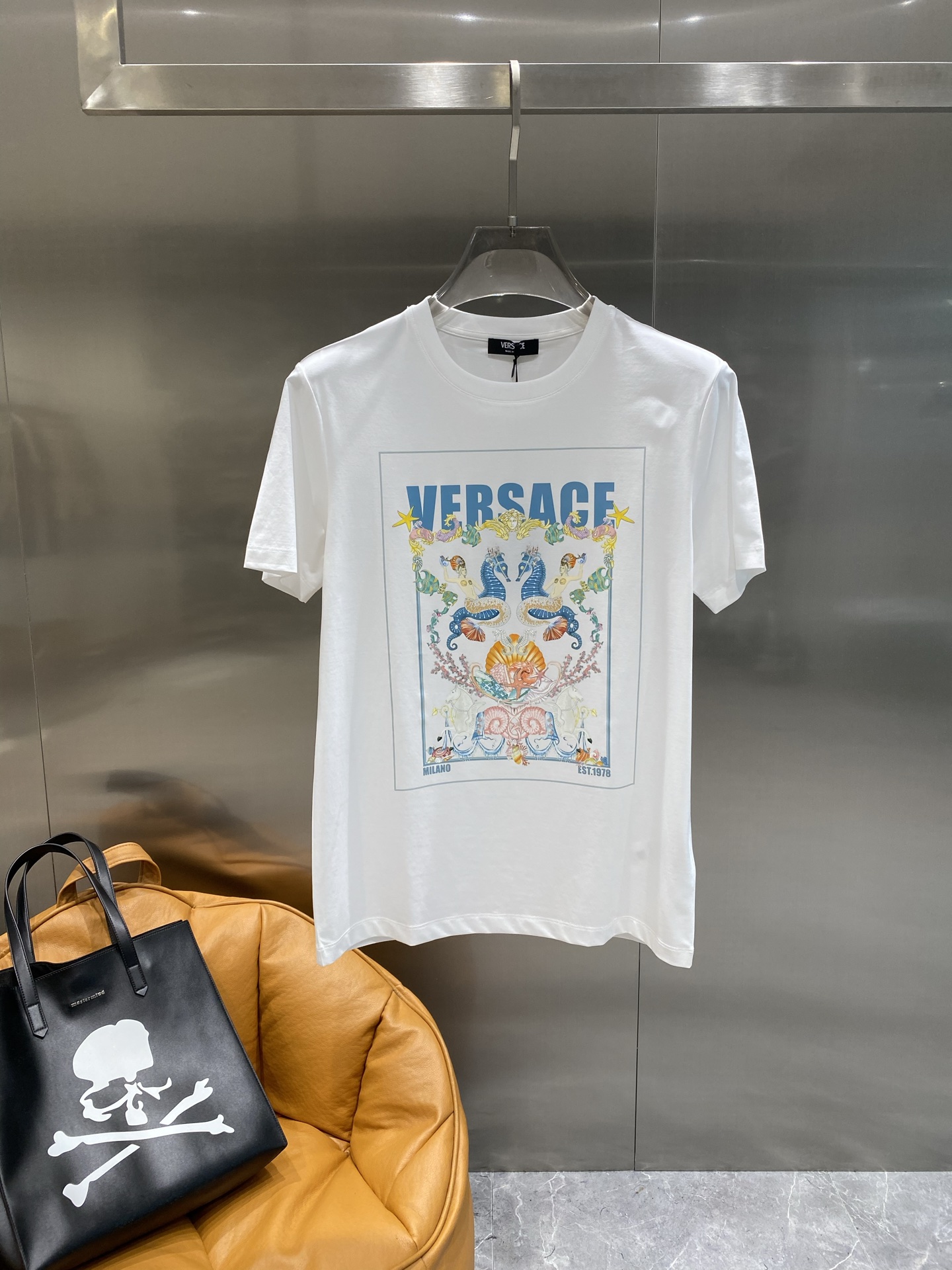 NO:429203,'Fan Jia' Ss's latest short-sleeved T-shirt in spring and summer, with soft touch, comfortable wearing and fine workmanship. The upper body effect is invincible and handsome, with M-4XL, T-shirt,tees, t-shirt, alexander wang19860909《范家》 Ss春夏最新款短袖T恤,手感柔软,穿着舒适,做工精细.上身效果无敌帅气,码数M-4XL,,T-shirt,tees，t-shirt,alexander wang,Men's clothing