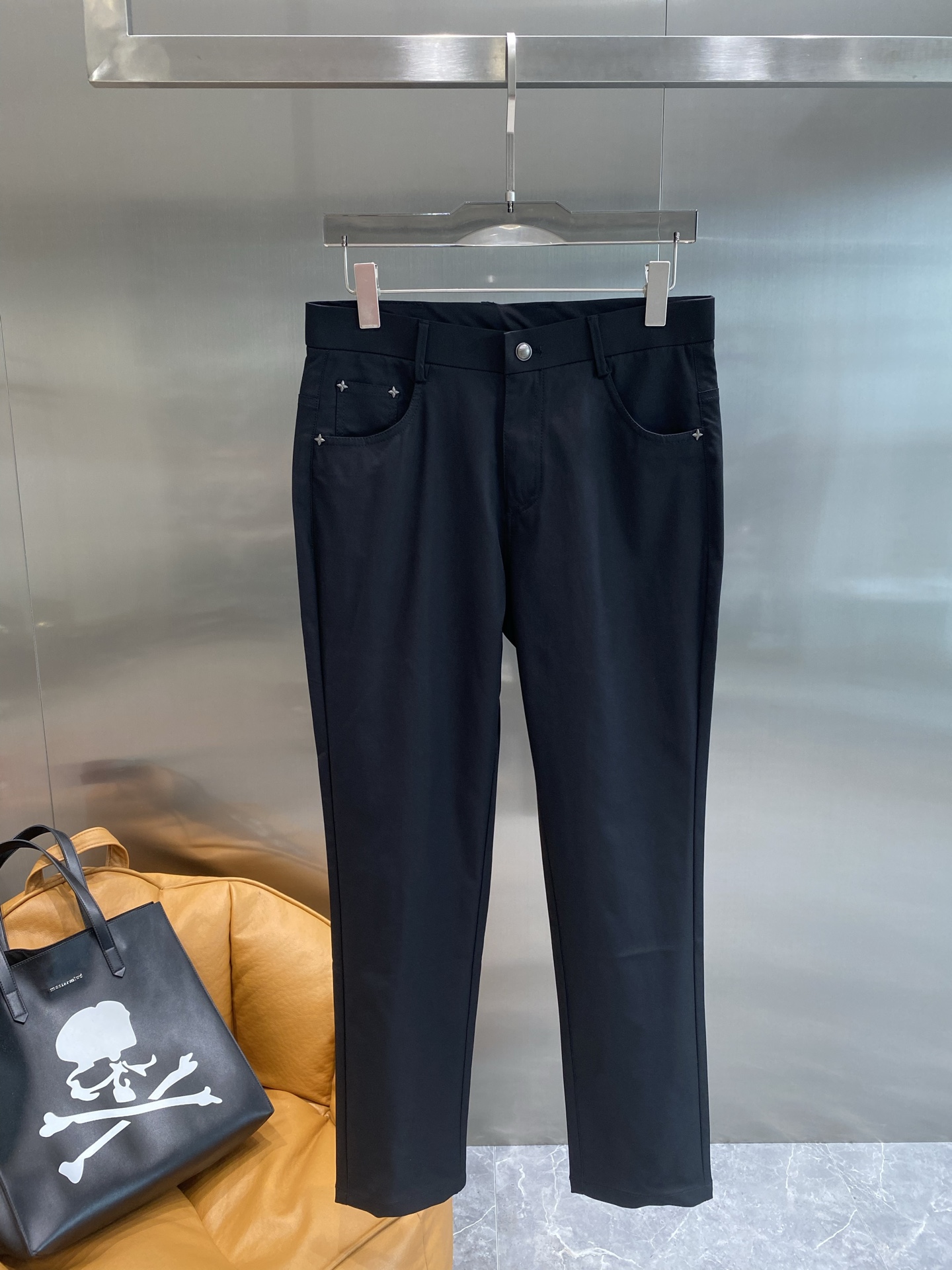 NO:448742,'Donkey House' Fendi trousers are simple and high-end!  The style is neat and slim, with smooth lines, which can well modify the leg shape. Whether it is straight legs or slightly imperfect leg shape, it can create a long leg feeling for you. The waist design fits the body, is comfortable and comfortable to wear, and can also highlight the waistline. There are delicate small details on the pants, such as the position and shape of the pockets. 29-36 the next day, fendi, louis vuitton, louis vuitton, alexander wang19860909《驴家》 芬迪西裤 简约高级感拉满！版型利落修身,线条流畅,能很好地修饰腿型,不管是直筒腿还是稍微有点不完美的腿型,都能给你打造出大长腿既视感.腰部设计贴合身形,穿起来舒适自在,而且还能凸显腰线.裤子上有精致的小细节,像口袋的位置和形状,29-36隔天,,fendi,louis vuitton,louis vuitton,alexander wang,Men's clothing