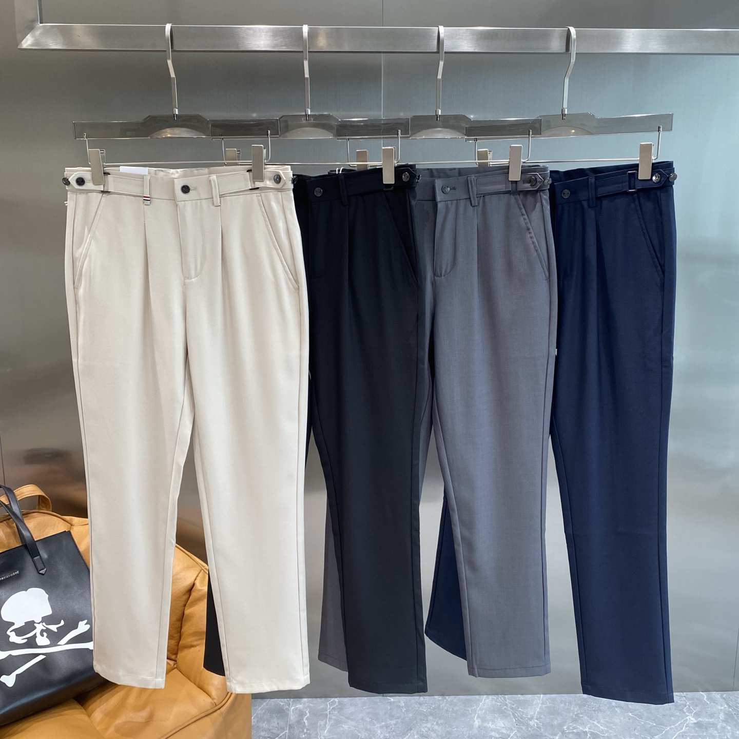 NO:448735,'TB Home' Fendi Trousers Simple and High-end!  The style is neat and slim, with smooth lines, which can well modify the leg shape. Whether it is straight legs or slightly imperfect leg shape, it can create a sense of long legs. The waist design fits the body, is comfortable and comfortable to wear, and also highlights the waistline. There are delicate small details on the pants, such as the position and shape of the pocket, 29-36 the next day, fendi, alexander wang19860909《TB家》 芬迪西裤 简约高级感拉满！版型利落修身,线条流畅,能很好地修饰腿型,不管是直筒腿还是稍微有点不完美的腿型,都能给你打造出大长腿既视感.腰部设计贴合身形,穿起来舒适自在,而且还能凸显腰线.裤子上有精致的小细节,像口袋的位置和形状,29-36隔天,,fendi,alexander wang,Men's clothing