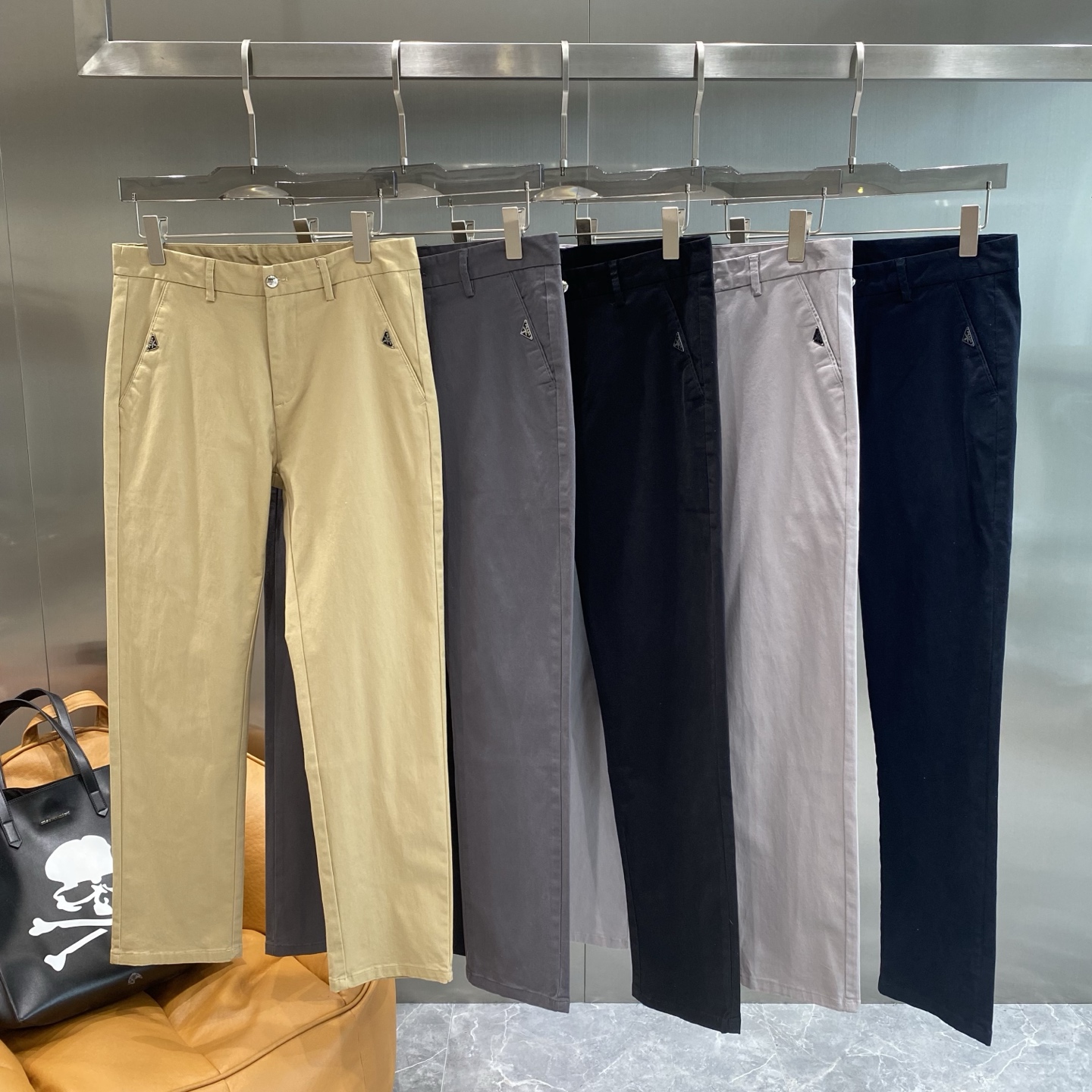 NO:448728,'Pujia' casual pants trousers 2025SS spring and summer new style, high-end custom pants special fabric, custom original hardware, heavy industry technology, fine line, custom fabric, soft and comfortable, significant texture, exquisite auxiliary materials, excellent upper body effect, complete three standards, standard size 29-36 the next day,,prada,alexander wang19860909《普家》 休闲裤 西裤2025SS春夏新款 高级定制裤子专用面料 定制原版五金 重工工艺打造 车工走线精细 定制面料 柔软舒适 质感显著 辅料精美 上身效果超赞 三标齐全 标准尺码29-36隔天,,prada,alexander wang,Men's clothing