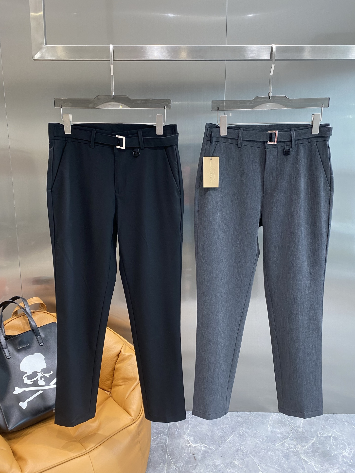 NO:448705,'Bajia' casual pants trousers 2025SS spring and summer new style, high-end custom pants special fabric, custom original hardware, heavy industry technology, fine line, custom fabric, soft and comfortable, significant texture, exquisite auxiliary materials, excellent upper body effect, complete three standards, standard size 29-36 the next day,,burberry,alexander wang19860909《巴家》 休闲裤 西裤2025SS春夏新款 高级定制裤子专用面料 定制原版五金 重工工艺打造 车工走线精细 定制面料 柔软舒适 质感显著 辅料精美 上身效果超赞 三标齐全 标准尺码29-36隔天,,burberry,alexander wang,Men's clothing