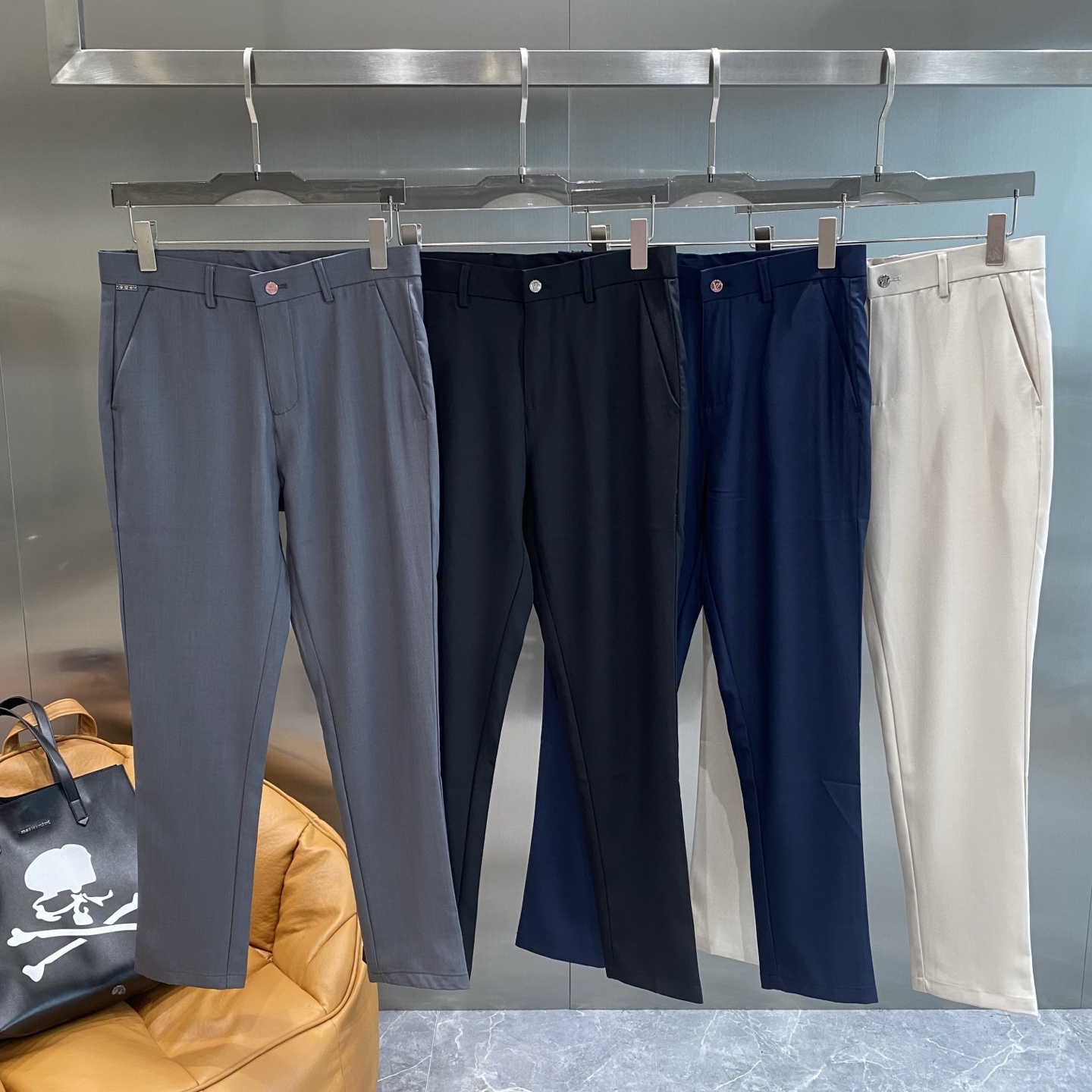 NO:448697,'Donkey House' Fendi Trousers A perfect fusion of fashion and comfort. The pants are in awesome style, the slim design outlines the straight leg shape, the wrinkled texture adds layering, and the fashionable feeling is full. The waist design fits the body, the buttons are exquisite, and it is easy to put on and take off. The fabric is soft and comfortable, and the drapes are full. 29-36 the next day, fendi, louis vuitton, louis vuitton, alexander wang19860909《驴家》 芬迪西裤 时尚与舒适的完美融合 裤子版型绝了,修身设计勾勒出笔直腿型,褶皱纹理增添层次感,时尚感拉满.腰部设计贴合身形,纽扣精致,穿脱方便.面料柔软舒适,垂坠感十足,29-36隔天,,fendi,louis vuitton,louis vuitton,alexander wang,Men's clothing