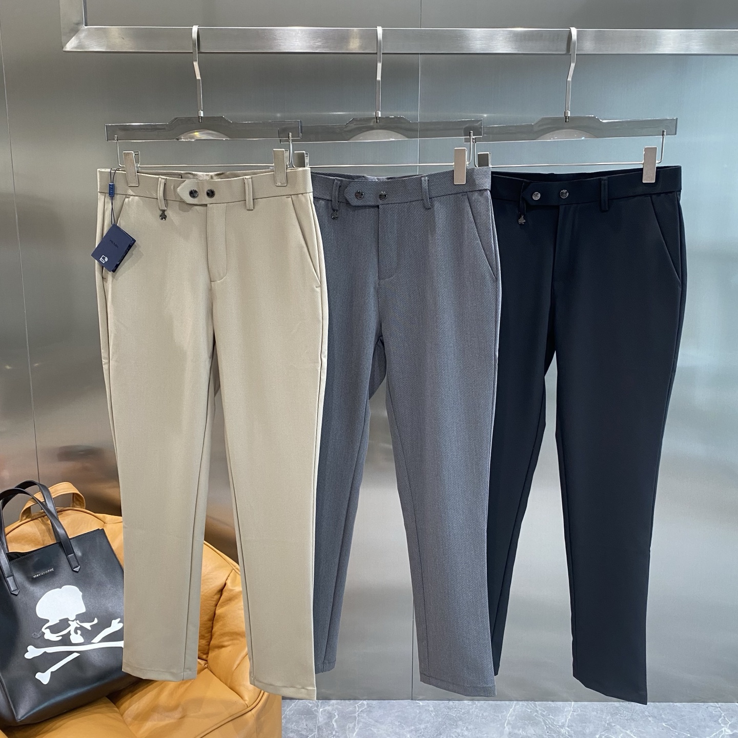 NO:448749,'Pujia' 2025 summer fashion new product for men's casual trousers!  Use comfortable and breathable fabrics, luxury and classic brand customized LOGO design, and the upper body is comfortable!  No sense of restraint!  The same product for overseas European counters, the upper body is fashionable and sporty, very low-key and luxurious!  The stitching of the turner is delicate and strong!  Perfect three-dimensional tailoring, highly recommend buying the product!  Counter size: 29-36 the next day, prada, alexander wang19860909《普家》 2025夏季时尚新品男士休闲西裤！采用舒适透气面料,奢华经典品牌定制LOGO设计 上身随意舒服！无束缚感！海外欧洲专柜同品,上身时尚运动显时尚,很低调且不失奢华品味！车工缝线细致而强悍！完美立体剪裁,强烈推荐购入货色！专柜尺码:29-36隔天,,prada,alexander wang,Men's clothing