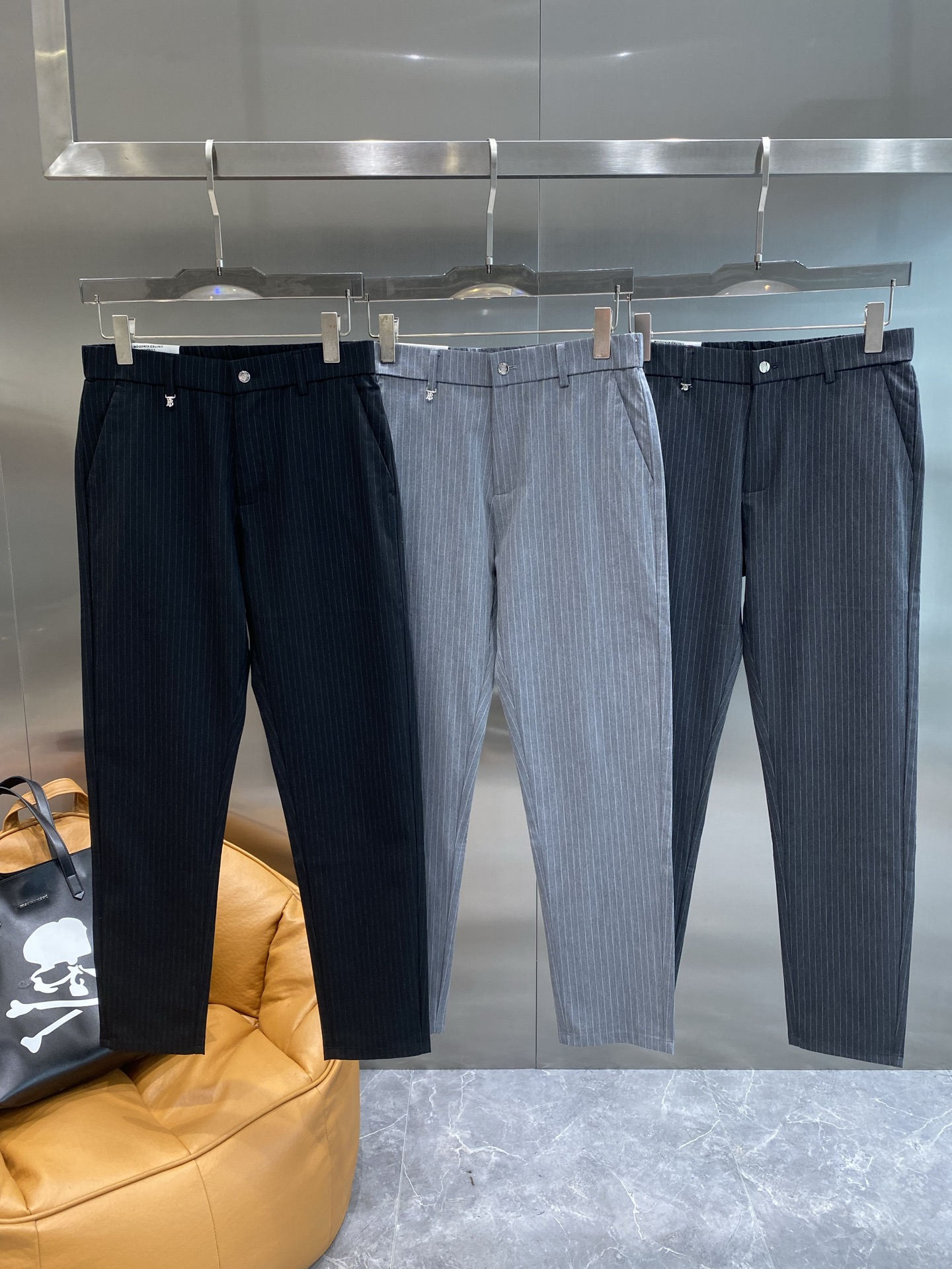 NO:448755,'Ba Jia' 2025 summer fashion new product for men's casual trousers!  Use comfortable and breathable fabrics, luxury and classic brand customized LOGO design, and the upper body is comfortable!  No sense of restraint!  The same product for overseas European counters, the upper body is fashionable and sporty, very low-key and luxurious!  The stitching of the turner is delicate and strong!  Perfect three-dimensional tailoring, highly recommend buying the product!  Counter size: 29-36 the next day, burberry, alexander wang19860909《巴家》 2025夏季时尚新品男士休闲西裤！采用舒适透气面料,奢华经典品牌定制LOGO设计 上身随意舒服！无束缚感！海外欧洲专柜同品,上身时尚运动显时尚,很低调且不失奢华品味！车工缝线细致而强悍！完美立体剪裁,强烈推荐购入货色！专柜尺码:29-36隔天,,burberry,alexander wang,Men's clothing