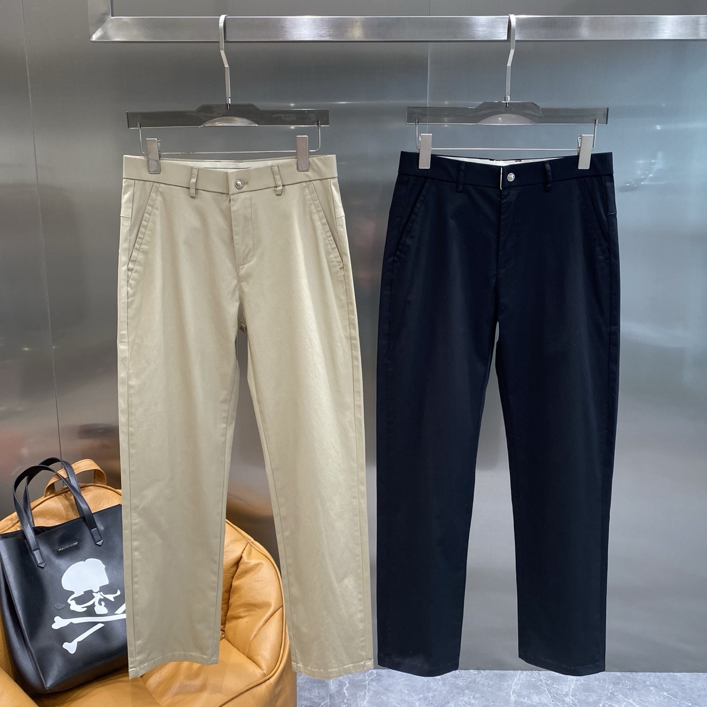 NO:448762,'Fendi' FENDI casual pants trousers 2025SS spring and summer new style, high-end custom pants special fabrics, custom original hardware, heavy industry technology, fine line, custom fabric, soft and comfortable, significant texture, exquisite auxiliary materials, excellent upper body effect, complete three standards, standard sizes 29-36 the next day,,fendi,fendi,fendi,alexander wang19860909《芬家》 FENDI芬迪 休闲裤 西裤2025SS春夏新款 高级定制裤子专用面料 定制原版五金 重工工艺打造 车工走线精细 定制面料 柔软舒适 质感显著 辅料精美 上身效果超赞 三标齐全 标准尺码29-36隔天,,fendi,fendi,fendi,alexander wang,Men's clothing