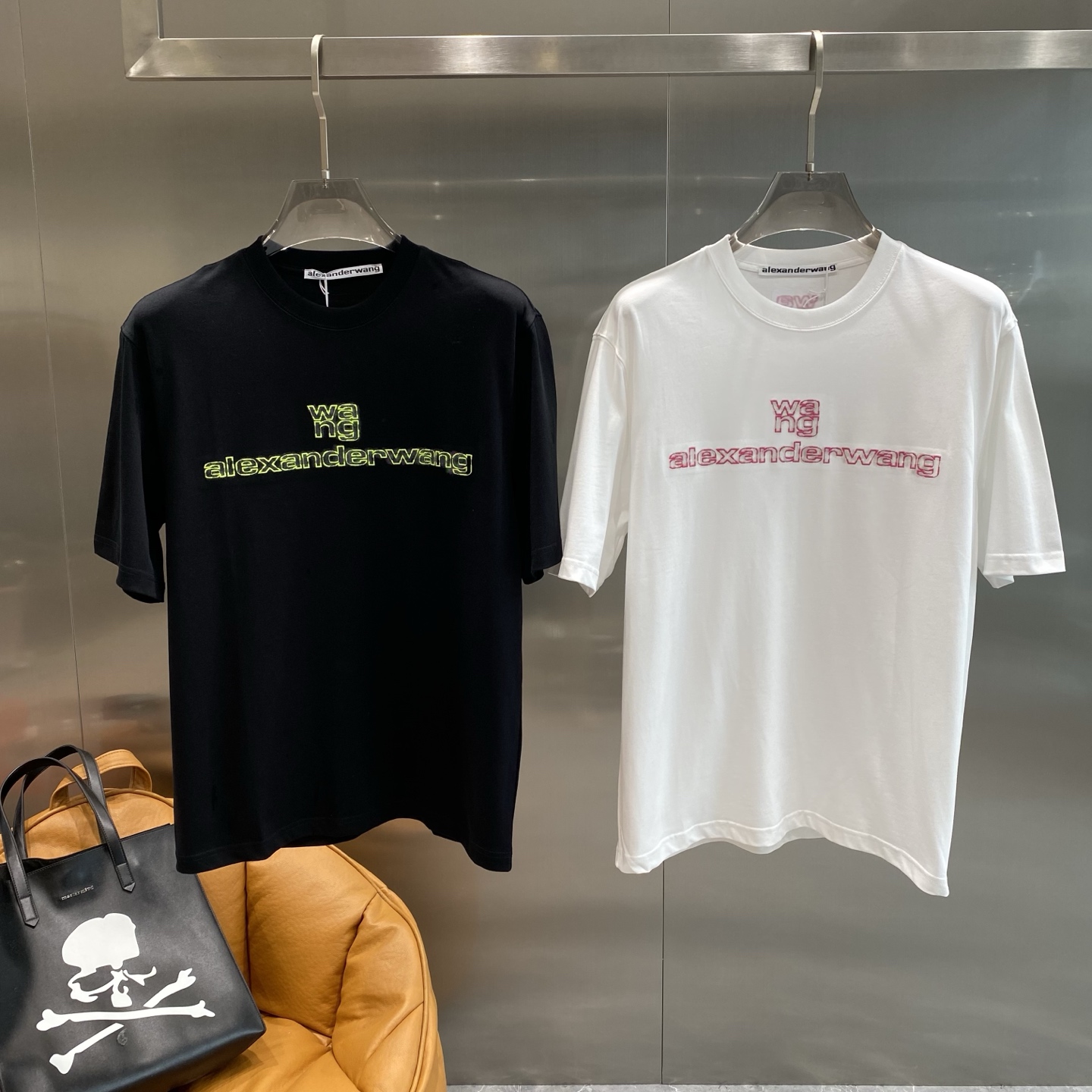 NO:448785,'Alex Family' 2025 spring and summer new first-time counter latest short-sleeved round-neck T-shirt, high-end customization, avant-garde and fashionable design!  Brand logo heavy craft design, high-end customized mercerated long cotton fabric, soft feel, comfortable to wear, exquisite counter-level car line, fine workmanship, invincible and handsome upper body effect!  A must-have item for handsome men!  S-XXL the next day, T-shirt,tees,t-shirt,alexander wang19860909《亚历家》 2025春夏新款首发专柜最新款短袖圆领T恤 高端订制 设计前卫时尚！品牌logo重工艺设计 高端定制丝光长绒棉面料.手感柔软.穿着舒适.专柜级别精致车线.做工精细.上身效果无敌帅气！型男必备单品！S-XXL隔天,,T-shirt,tees，t-shirt,alexander wang,Men's clothing