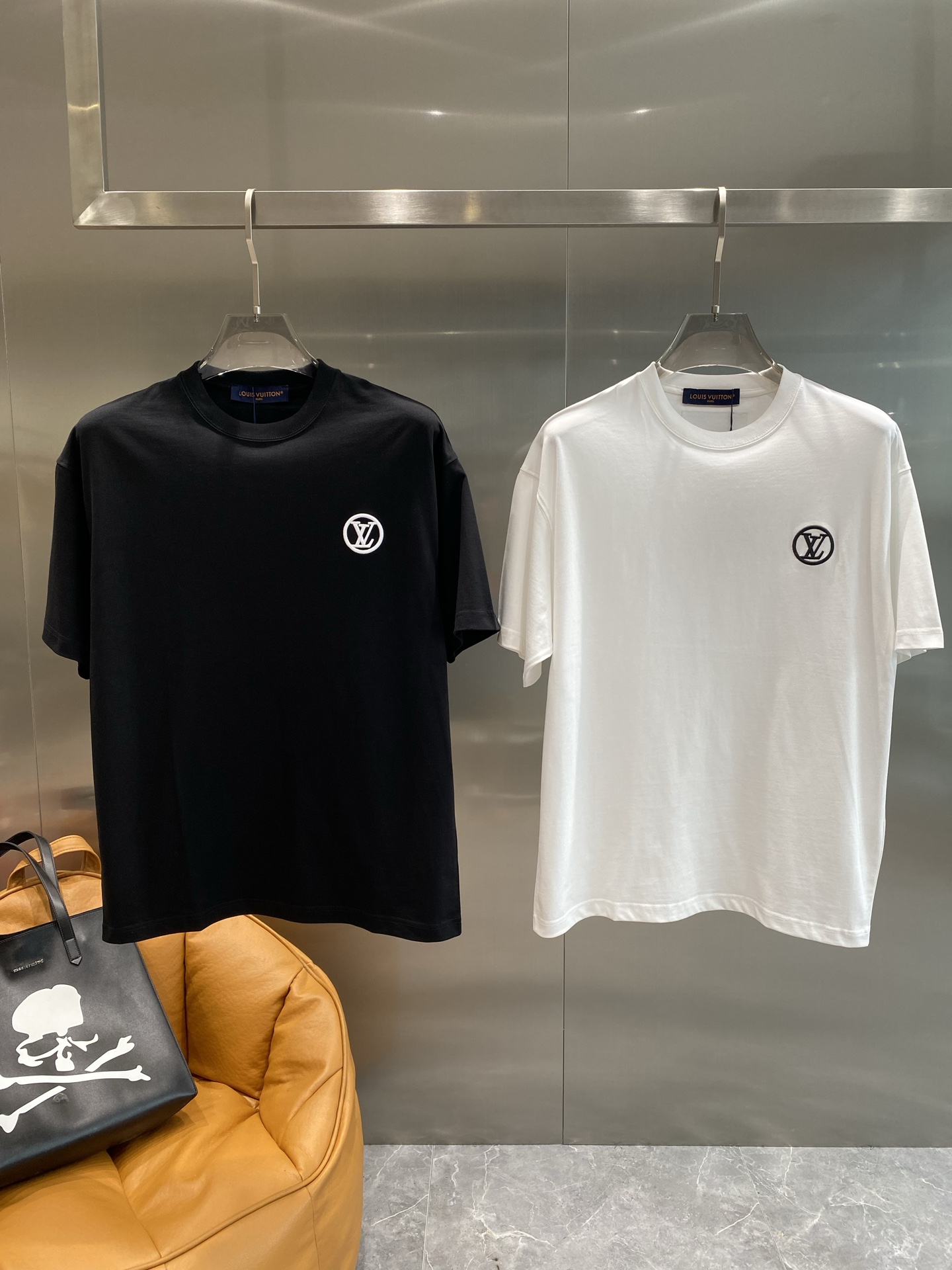 NO:448763,'Donkey Family' LV25ss Spring and Summer [New Product] Customized silk fabric is silky and breathable!  Fashionable classic round neck short-sleeved fashion item design, more fashionable and comfortable, high-standard customization, very stylish on the upper body, classic LOGO pattern on the chest brand customer-supplied auxiliary materials, customer-supplied imported high-end fabrics have very delicate texture!  Any fashion can be matched, the style is super good, and it is a must-have for summer!  S-XXL the next day, louis vuitton,louis vuitton,louis vuitton,t-shirt,alexander wang19860909《驴家》 LV25ss春夏【新品】定制蚕丝面料丝滑透气！时尚经典圆领短袖时尚单品设计,更加时尚舒适,高标准定制,上身非常有型,胸前品牌经典LOGO 图案 客供辅料,客供进口高档面料质感非常细腻！任何时装都可以搭配,版型超级好 码数夏季必备！S-XXL隔天,,louis vuitton,louis vuitton,louis vuitton,T-shirt,alexander wang,Men's clothing