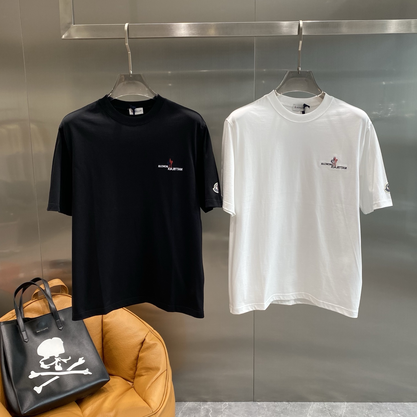 NO:448766,'Mengjia' 2025 spring and summer new style first-time counter latest short-sleeved round-neck T-shirt, high-end customization, avant-garde and fashionable design!  Brand logo heavy craft design, high-end customized mercerated cloud cotton fabric, soft feel, comfortable to wear, exquisite counter-level car line, fine workmanship, invincible and handsome upper body effect!  A must-have item for handsome men!  Color black white S-XXL next day, T-shirt,tees,t-shirt,alexander wang19860909《蒙家》 2025春夏新款首发专柜最新款短袖圆领T恤 高端订制 设计前卫时尚！品牌logo重工艺设计 高端定制丝光云朵棉面料.手感柔软.穿着舒适.专柜级别精致车线.做工精细.上身效果无敌帅气！型男必备单品！ 颜色黑色 白色 码数S-XXL隔天,,T-shirt,tees，t-shirt,alexander wang,Men's clothing