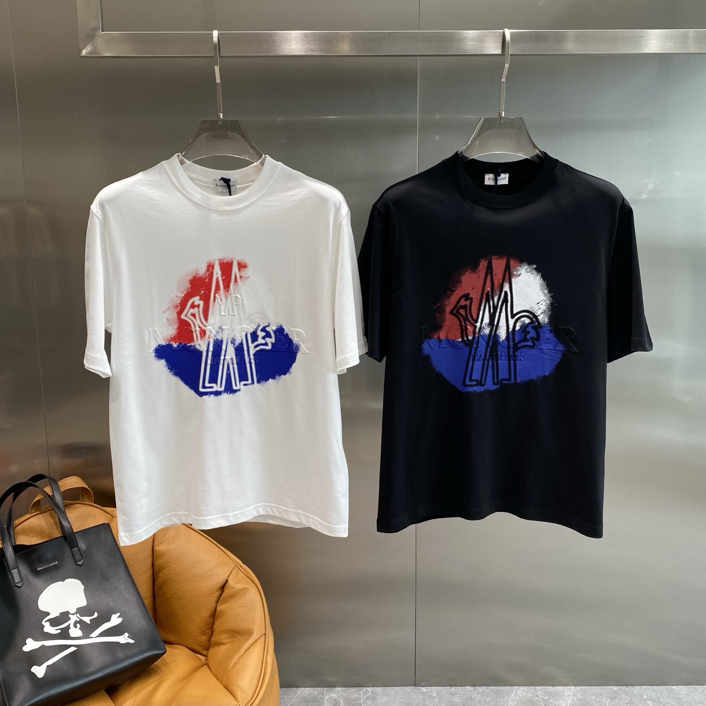 NO:448756,'Mengjia' 2025 spring and summer new style first-time counter latest short-sleeved round-neck T-shirt, high-end customization, avant-garde and fashionable design!  Brand logo heavy craft design, high-end customized mercerated cloud cotton fabric, soft feel, comfortable to wear, exquisite counter-level car line, fine workmanship, invincible and handsome upper body effect!  A must-have item for handsome men!  Color black white S-XXL next day, T-shirt,tees,t-shirt,alexander wang19860909《蒙家》 2025春夏新款首发专柜最新款短袖圆领T恤 高端订制 设计前卫时尚！品牌logo重工艺设计 高端定制丝光云朵棉面料.手感柔软.穿着舒适.专柜级别精致车线.做工精细.上身效果无敌帅气！型男必备单品！ 颜色黑色 白色 码数S-XXL隔天,,T-shirt,tees，t-shirt,alexander wang,Men's clothing