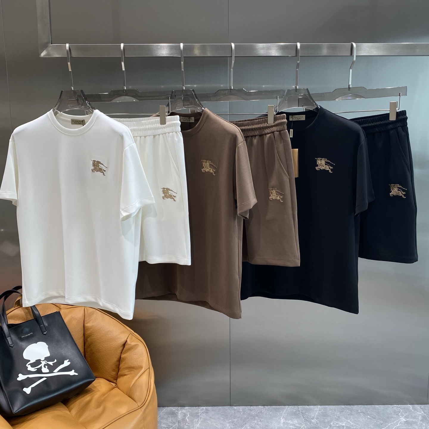 NO:448818,'Ba Jia' 2025 spring and summer latest model, classic design short-sleeved T-shirt shorts suit, customized pure cotton fabric, soft feel, comfortable to wear, fine workmanship. The upper body effect is invincible and handsome, the next day, burberry, shorts, T-shirt, tees, t-shirt, alexander wang19860909《巴家》 2025春夏最新款,经典设计短袖T恤短裤套装,定制纯棉面料,手感柔软,穿着舒适,做工精细.上身效果无敌帅气,码数M-3XL隔天,,burberry,shorts,T-shirt,tees，t-shirt,alexander wang,Men's clothing