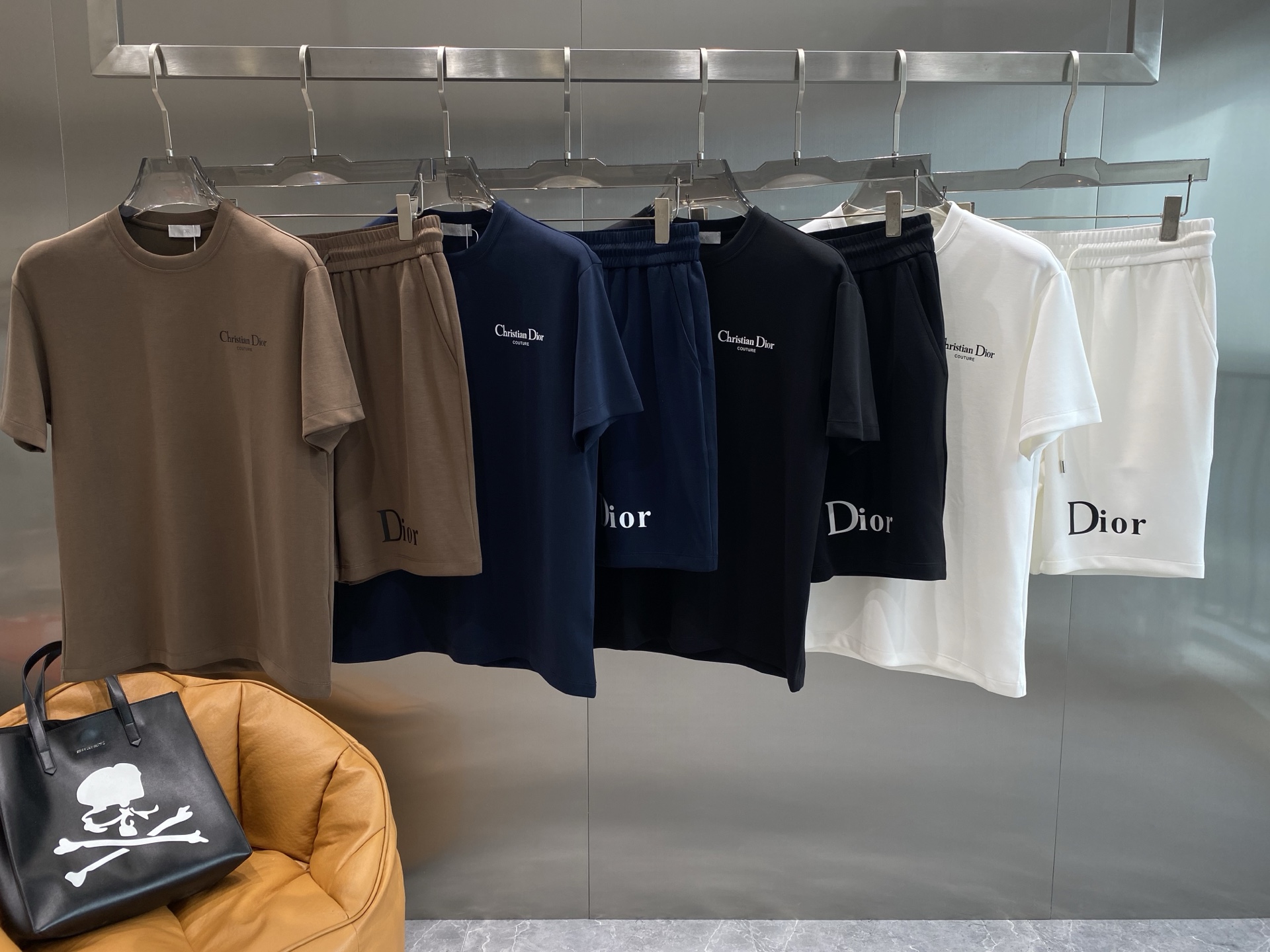 NO:448834,'Dijia' 2025 new casual suit, exquisite details and full of high-end feeling. Customized high-end fabrics, with a crisp and stylish upper body, comfortable and not tight. The clean and neat tailoring is full of urban style, just feel good when worn. The first choice for high-end fashion fashion people, the upper body effect is super good!  Number of codes: M-3XL, dior, alexander wang19860909《迪家》 2025新款休闲套装,细节精致高级,高级感满满.定制高端面料,上身挺括有型,舒适不紧绷.干净利落的剪裁都市风十足,穿上心情就好,高端潮流时尚人士首选,上身效果超级好看！码数:M-3XL,,dior,alexander wang,Men's clothing