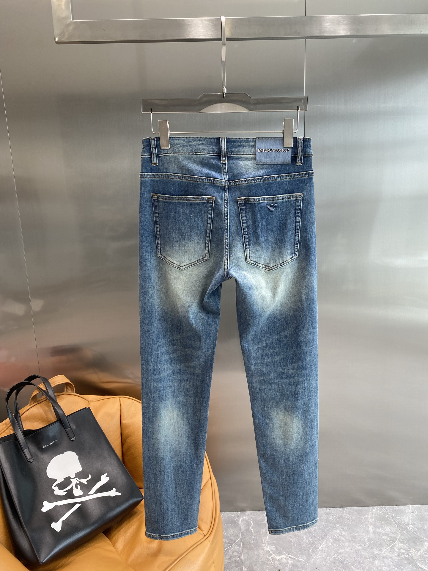 NO:448791,'Ama Family' 2025ss original order 1:1, a perfect choice for daily life, simple, atmospheric, fashionable and stylish, customized imported tannin fabric, heavy industry washing process, complex and exquisite workmanship. It is easy to meet the needs of all seasons, soft and elastic, smooth and neat, original auxiliary materials and hardware, comfortable and easy to match on the upper body, durable code number 29-36 the next day, alexander wang19860909《阿玛家》 2025ss原单1:1制作,日常必备的完美之选,简单大气亦时尚有型,定制进口丹宁面料 ,重工洗水工艺,做工复杂工艺精湛.轻松迎合四季需要,手感柔软带弹力,流畅利落,原版辅料五金,上身舒适非常易搭耐看码数29-36隔天,,alexander wang,Men's clothing