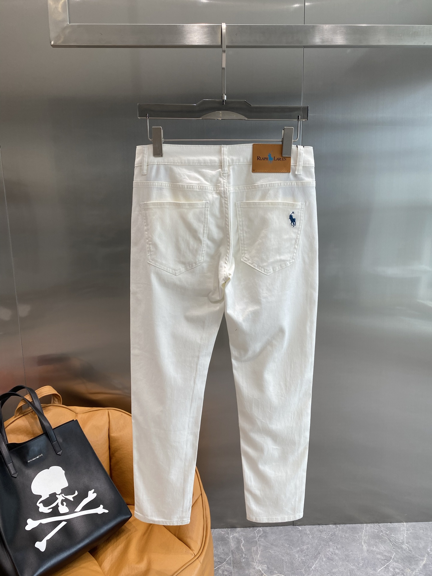 NO:448799,'POLO Home' 2025 Spring and Summer Men's Washed Small Straight Jeans!  Trading company channel is awesome, with excellent quality, versatile versatile pants king in the fashion circle, European and American street photography mid-to-high frequency wear demonstration, leather waist brand logo design!  And it is a must-have item for luxury brands every season!  29-36 The next day, jeans,alexander wang19860909《POLO家》 2025春夏男士水洗小直筒牛仔裤！贸易公司渠道牛货,品相超赞,时尚圈万能的百搭裤王,欧美街拍中高频穿搭示范,皮革腰牌logo设计！且是奢侈品牌每季必出的单品！29-36隔天,,jeans,alexander wang,Men's clothing