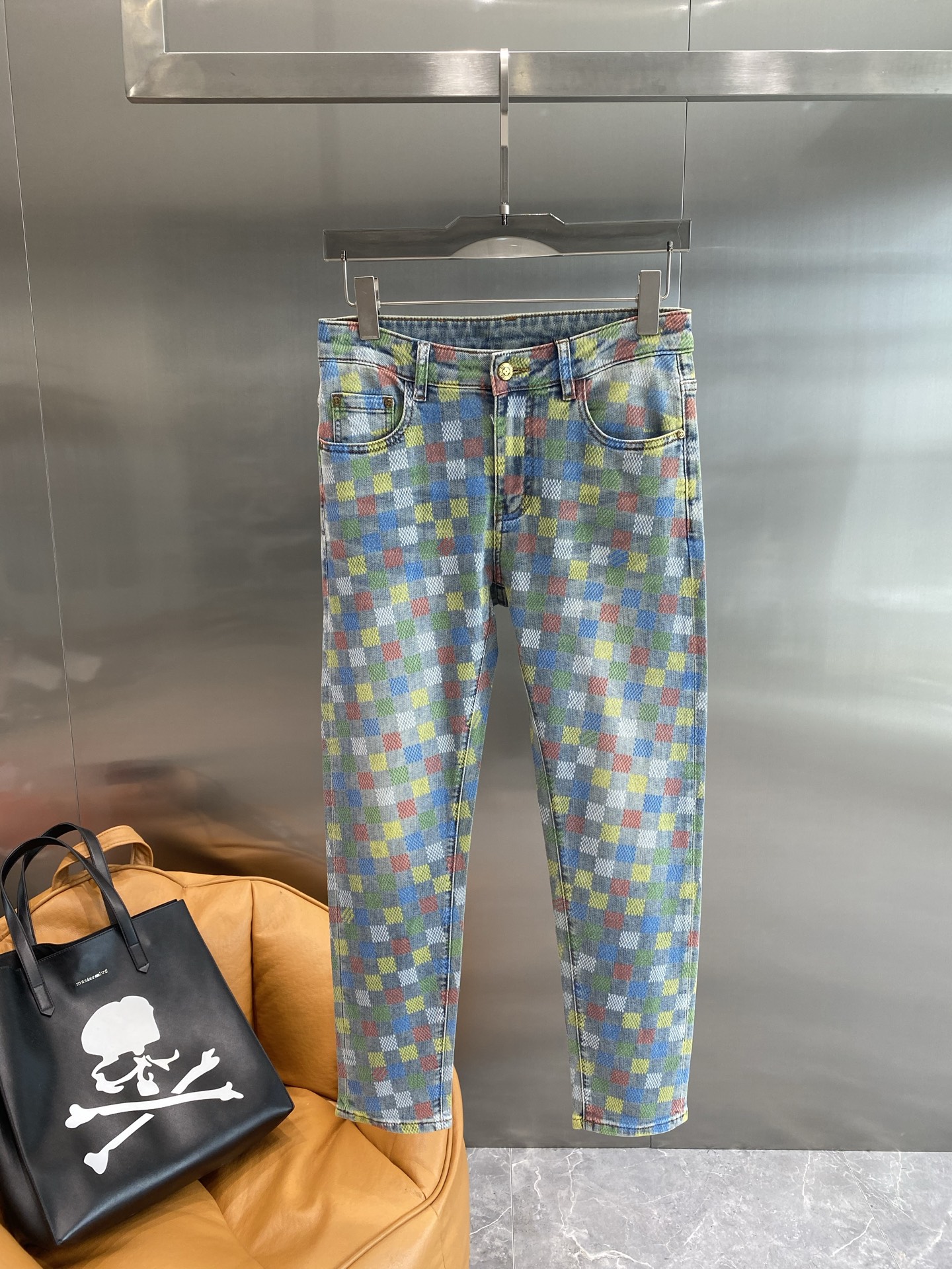 NO:448807,'Donkey Family' 2025 spring and summer men wash small straight jeans!  Trading company channel is awesome, with excellent quality, versatile versatile pants king in the fashion circle, European and American street photography mid-to-high frequency wear demonstration, leather waist brand logo design!  And it is a must-have item for luxury brands every season!  29-36 The next day, louis vuitton,louis vuitton,jeans,alexander wang19860909《驴家》 2025春夏男士水洗小直筒牛仔裤！贸易公司渠道牛货,品相超赞,时尚圈万能的百搭裤王,欧美街拍中高频穿搭示范,皮革腰牌logo设计！且是奢侈品牌每季必出的单品！29-36隔天,,louis vuitton,louis vuitton,jeans,alexander wang,Men's clothing