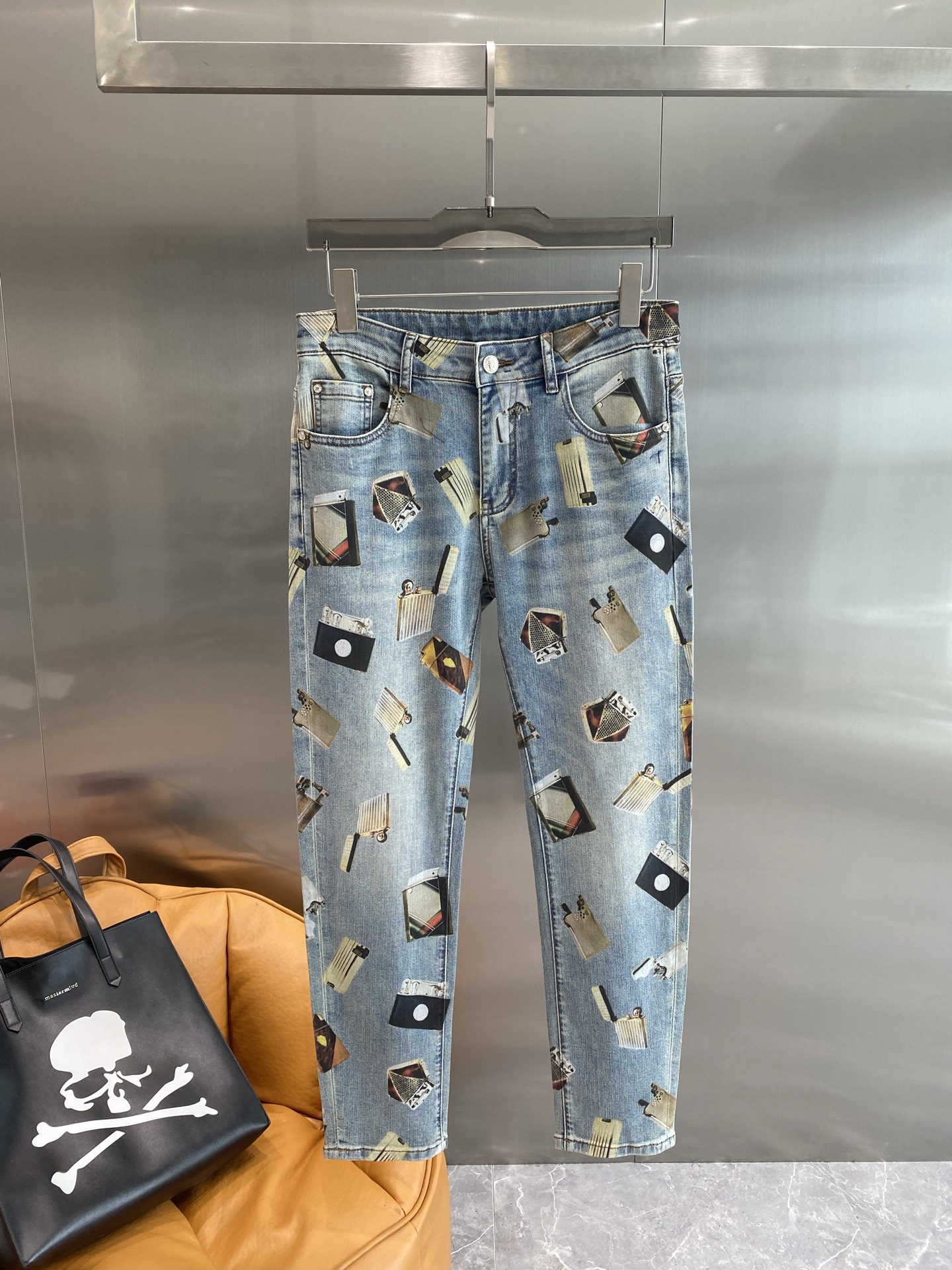 NO:448815,'DG Home' 2025 Spring and Summer Men's Washed Small Straight Jeans!  Trading company channel is awesome, with excellent quality, versatile versatile pants king in the fashion circle, European and American street photography mid-to-high frequency wear demonstration, leather waist brand logo design!  And it is a must-have item for luxury brands every season!  29-36 The next day, gucci jeans, alexander wang19860909《DG家》 2025春夏男士水洗小直筒牛仔裤！贸易公司渠道牛货,品相超赞,时尚圈万能的百搭裤王,欧美街拍中高频穿搭示范,皮革腰牌logo设计！且是奢侈品牌每季必出的单品！29-36隔天,,gucci,jeans,alexander wang,Men's clothing