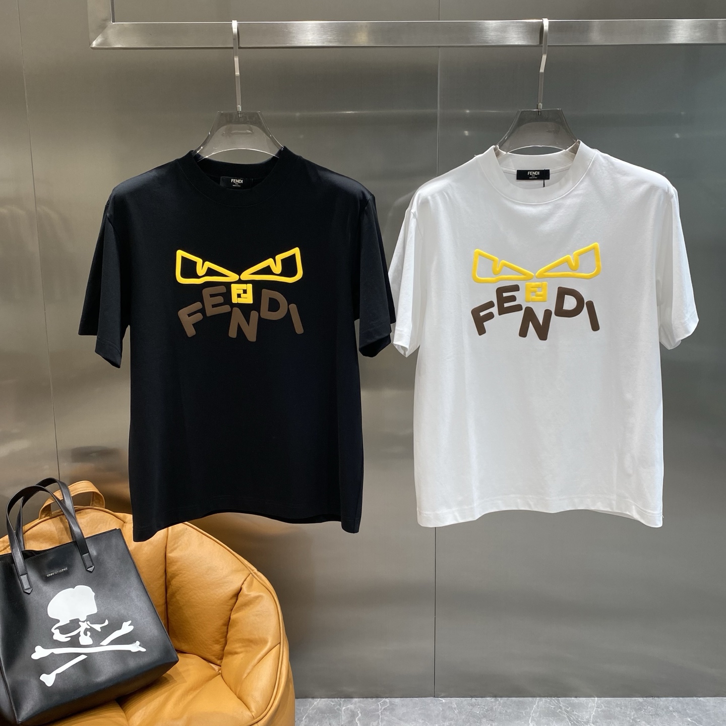 NO:448810,'Fenjia' 2025 spring and summer new style first-time counter latest short-sleeved round-neck T-shirt, high-end customization, avant-garde and fashionable design!  Brand logo heavy craft design, high-end customized mercerated long cotton fabric, soft feel, comfortable to wear, exquisite counter-level car line, fine workmanship, invincible and handsome upper body effect!  A must-have item for handsome men!  S-XXXL the next day, fendi, T-shirt, tees, t-shirt, alexander wang19860909《芬家》 2025春夏新款首发专柜最新款短袖圆领T恤 高端订制 设计前卫时尚！品牌logo重工艺设计 高端定制丝光长绒棉面料.手感柔软.穿着舒适.专柜级别精致车线.做工精细.上身效果无敌帅气！型男必备单品！S-XXXL隔天,,fendi,T-shirt,tees，t-shirt,alexander wang,Men's clothing