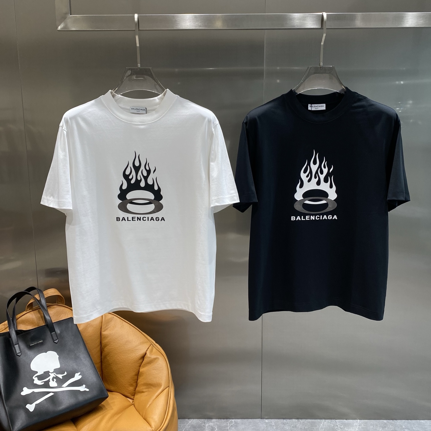 NO:448802,'Paris Home' 25ss new classic embroidered short sleeves, celebrity outfit, double yarn pure cotton 280g, printing process, custom-made fabric color dyeing, no shrinkage or fading. It feels comfortable to touch, super texture, super size S-3XL the next day,,balenciaga, T-shirt,alexander wang19860909《巴黎家》 25ss新款经典绣花短袖,明星穿搭款,采用双纱纯棉280g,印花工艺,面料颜色定制定染,不缩水不退色.手感舒服,质感超强尺码S-3XL隔天,,balenciaga,T-shirt,alexander wang,Men's clothing