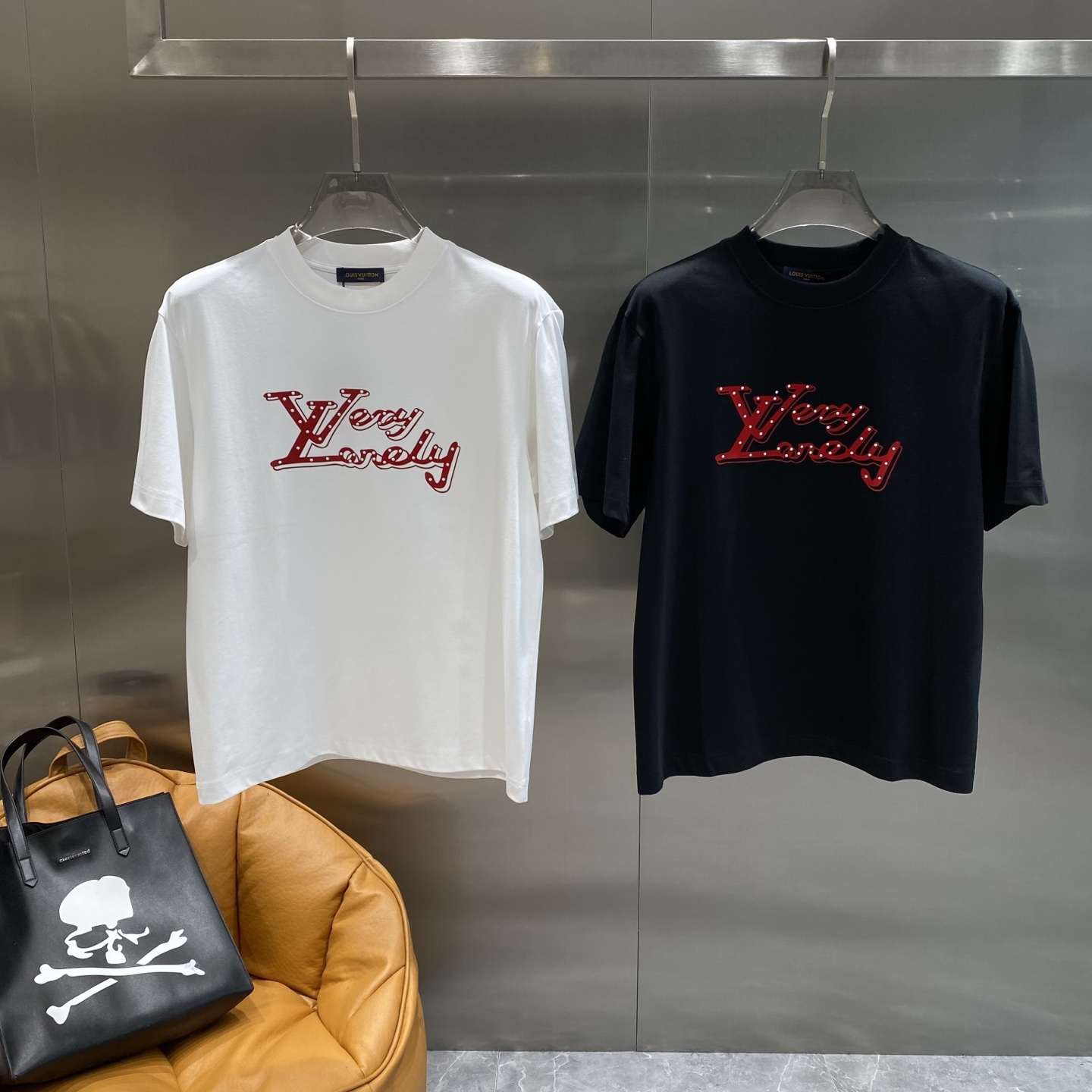 NO:448794,'Donkey Family' 25ss new classic embroidered short sleeves, celebrity outfit, double yarn pure cotton 280g, printing process, custom-made fabric color dye, no shrinkage or fading. It feels comfortable to touch, super texture, S-3XL the next day,, louis vuitton, louis vuitton, T-shirt, alexander wang19860909《驴家》 25ss新款经典绣花短袖,明星穿搭款,采用双纱纯棉280g,印花工艺,面料颜色定制定染,不缩水不退色.手感舒服,质感超强尺码S-3XL隔天,,louis vuitton,louis vuitton,T-shirt,alexander wang,Men's clothing