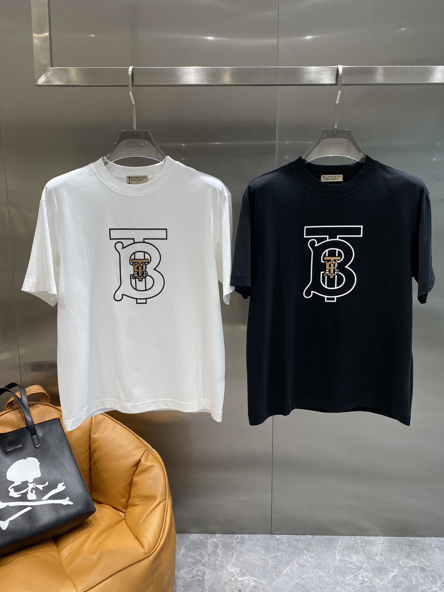 NO:448787,'Paris Home' 2025's latest short-sleeved T-shirt, handsome and fashionable, exquisite patterned letter logo on the chest, simple and versatile style. Fabric cotton is not only crisp, maintains a fashionable silhouette, but also comfortable to wear, and the yarn is more delicate, S-XX XL,,balenciaga,T-shirt,tees,t-shirt,alexander wang19860909《巴黎家》 2025最新款短袖T恤,帅气时尚,胸口精致图案字母logo,简约百搭款.面料棉 不仅挺括,保持潮流的廓形,又穿着舒适,纱织更细腻,码数S-XX XL,,balenciaga,T-shirt,tees，t-shirt,alexander wang,Men's clothing