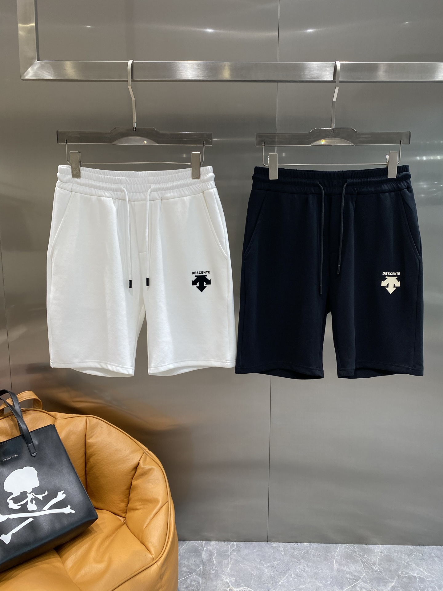 NO:476947,'Disanjia' 2025 summer new men's casual shorts, high-end custom fabric breathable fabric, extremely breathable, elastic and comfortable, impeccable details, top-level auxiliary materials, original logo design concept, delicate and soft feel!  The upper body style is excellent!  Size M-XXXL the next day, shorts, alexander wang19860909《迪桑家》 2025夏季新款男士休闲短裤,高级定制面料透气面料 透气弹力舒适度极高,细节无可挑剔,顶级辅料配备,原版logo设计理念,手感细腻柔软！上身版型超赞！尺码M-XXXL隔天,,shorts,alexander wang,Men's clothing