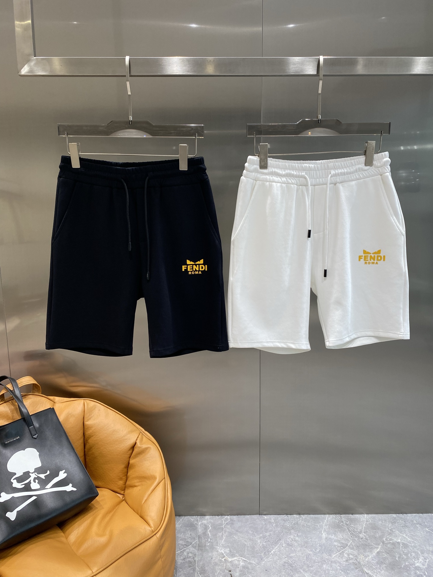 NO:476940,'Fenjia' 2025 summer new men's casual shorts, high-end custom fabric breathable fabric, breathable elasticity and comfort, impeccable details, top-level auxiliary materials, original logo design concept, delicate and soft feel!  The upper body style is excellent!  Size M-XXXL the next day, fendi, shorts, alexander wang19860909《芬家》 2025夏季新款男士休闲短裤,高级定制面料透气面料 透气弹力舒适度极高,细节无可挑剔,顶级辅料配备,原版logo设计理念,手感细腻柔软！上身版型超赞！尺码M-XXXL隔天,,fendi,shorts,alexander wang,Men's clothing